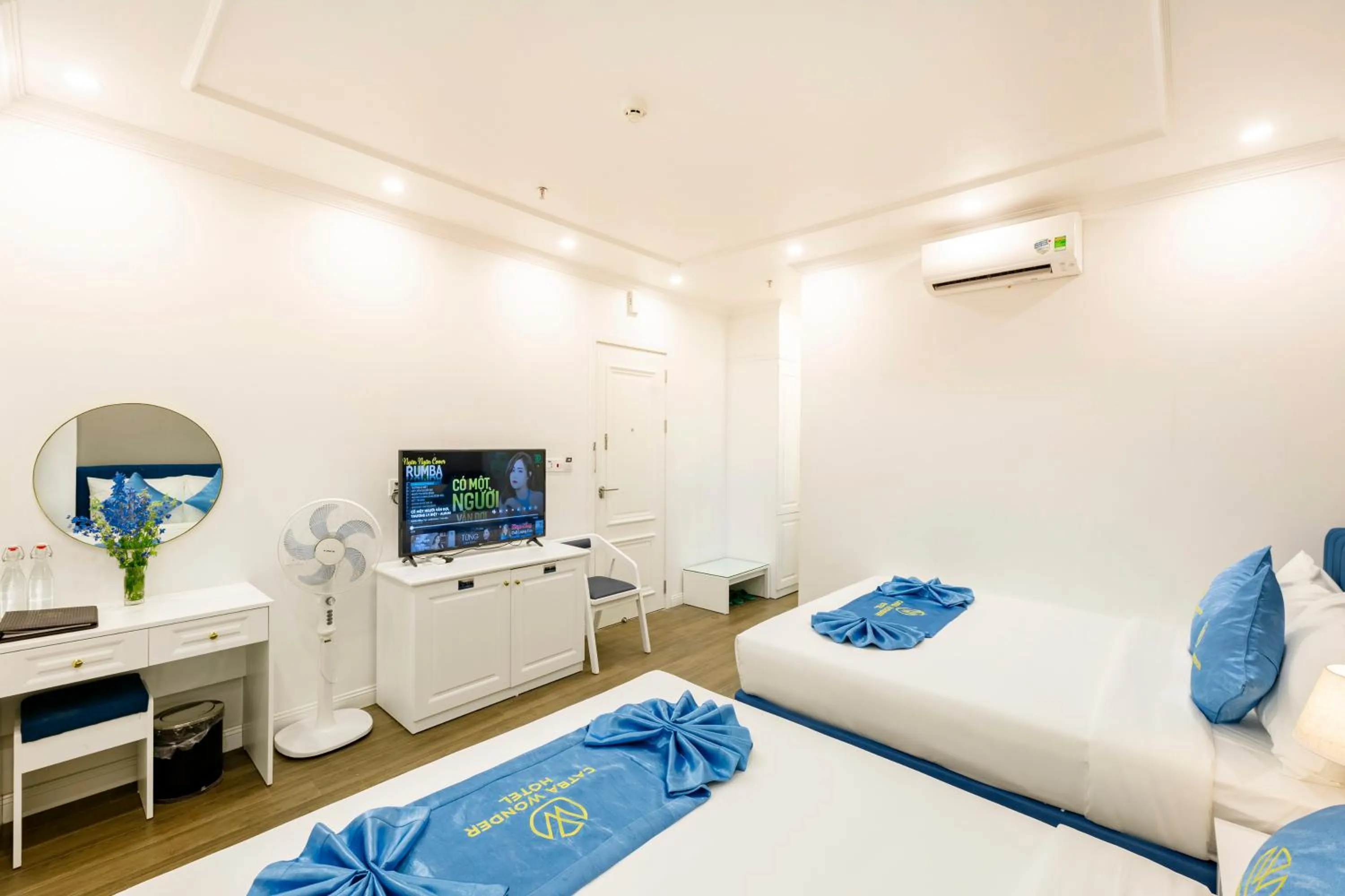 Photo of the whole room, Bed in Cat Ba Wonder Hotel