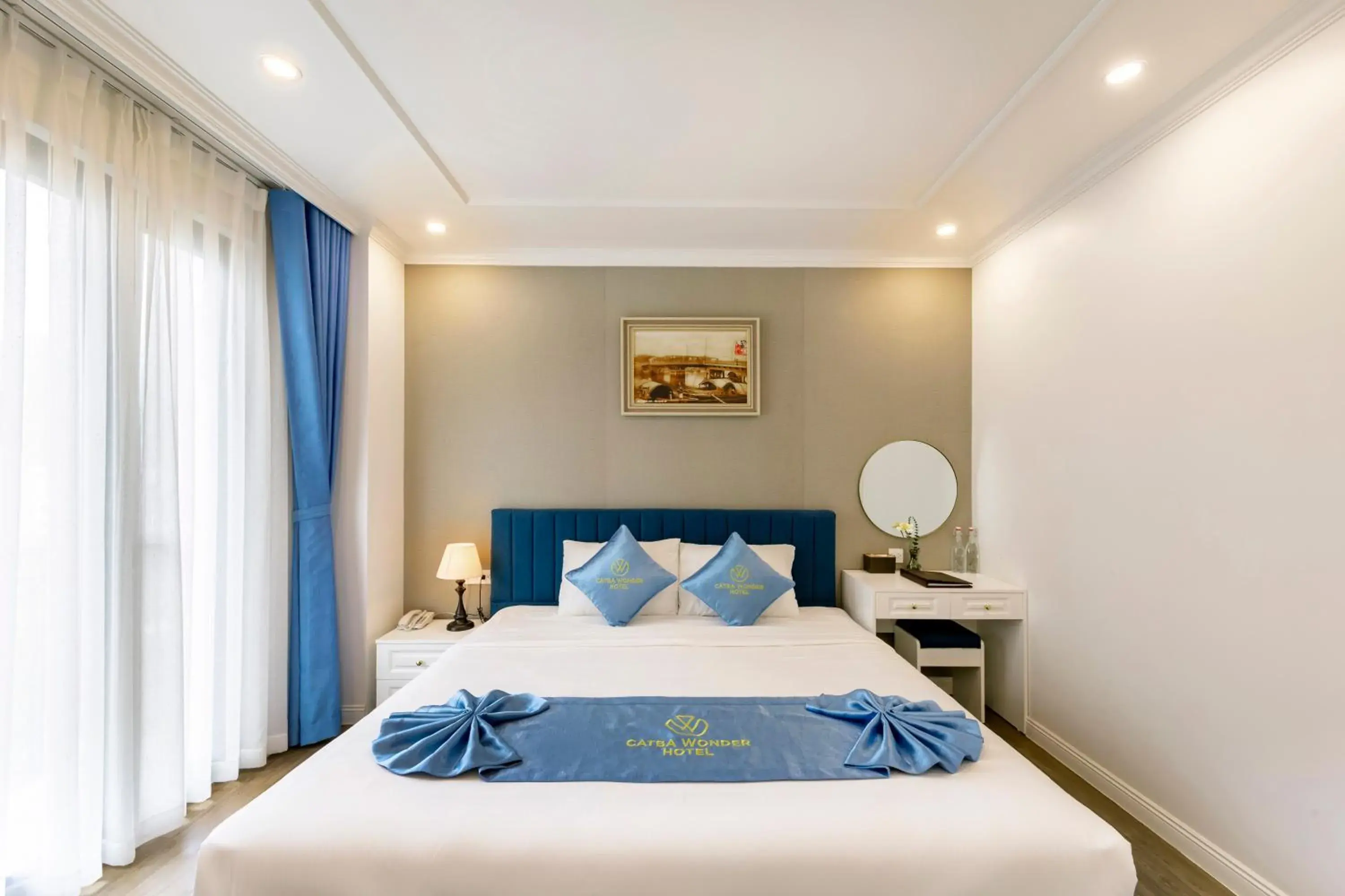 Deluxe Double Room with Bath in Cat Ba Wonder Hotel Deluxe Double Room with Bath in Cat Ba Wonder Hotel