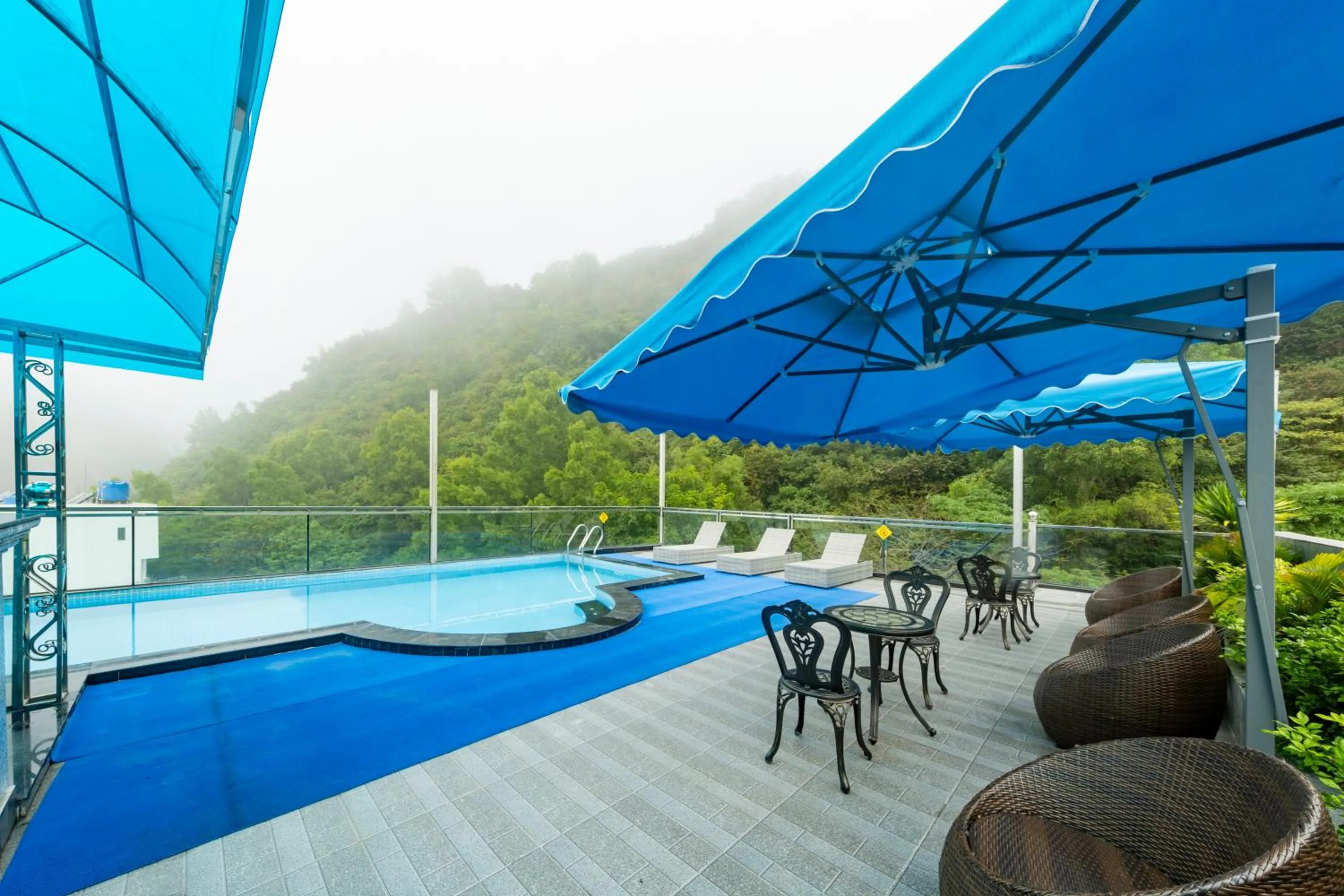 Swimming pool in Cat Ba Wonder Hotel