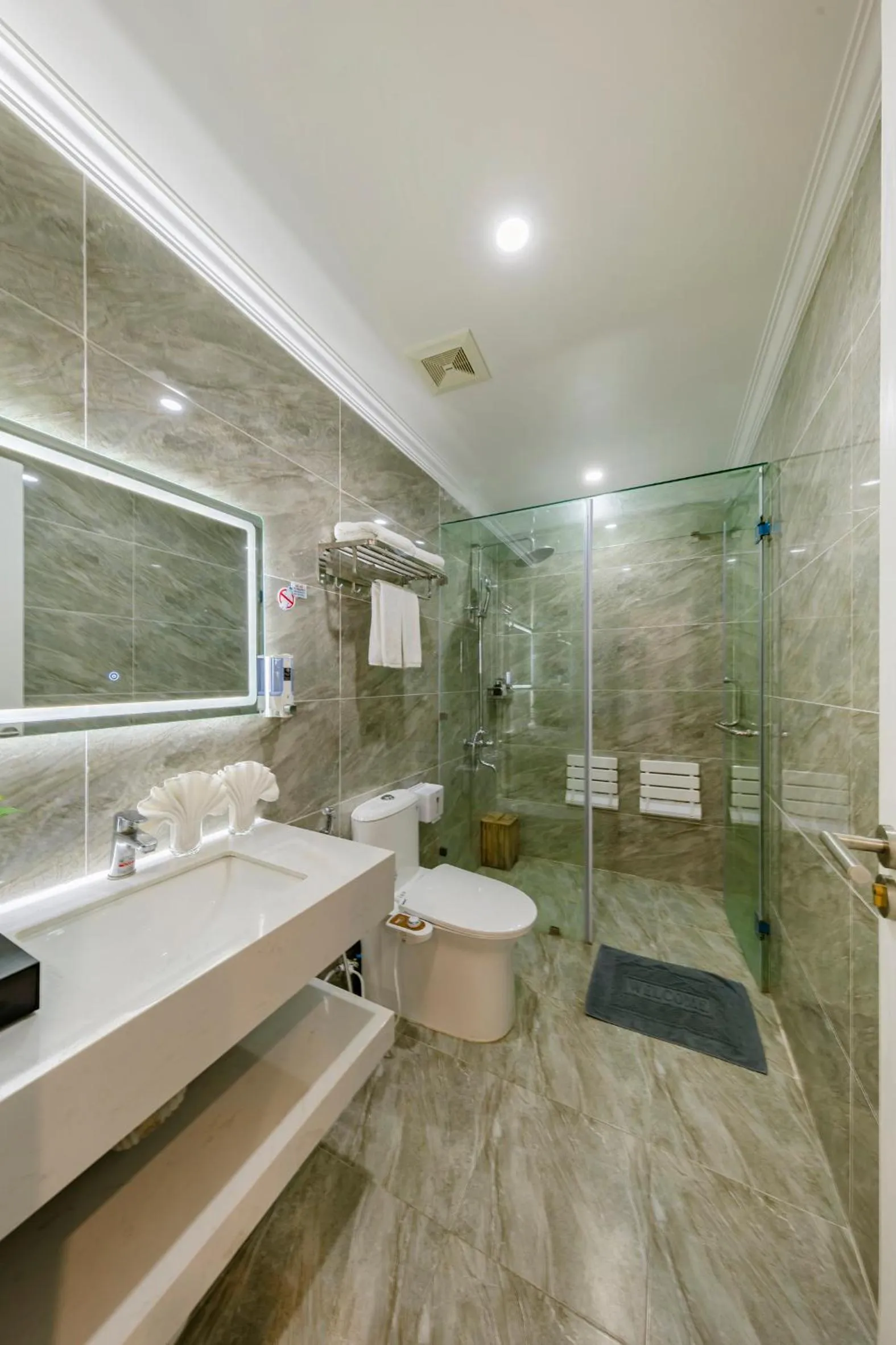 Bathroom in Cat Ba Wonder Hotel