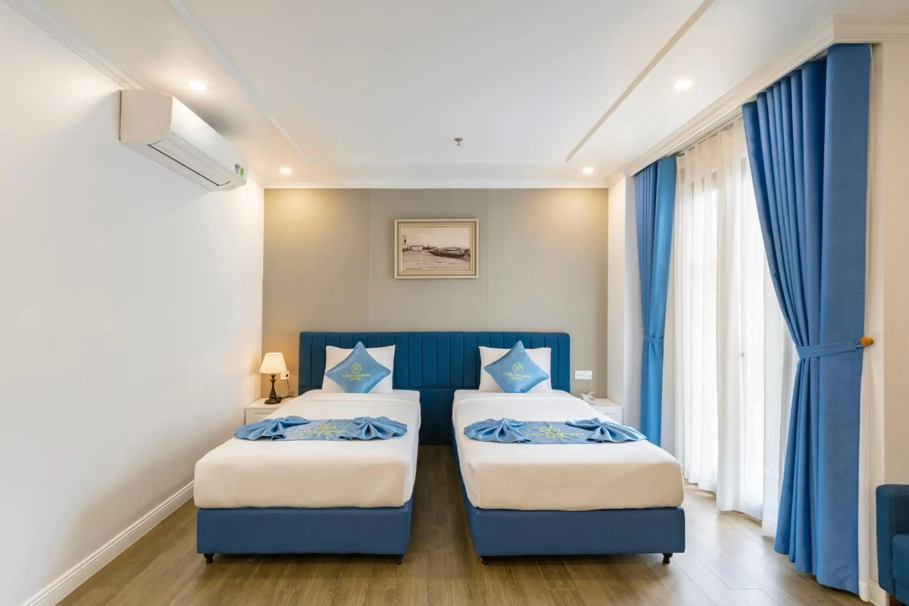 Deluxe Double or Twin Room with City View in Cat Ba Wonder Hotel Deluxe Double or Twin Room with City View in Cat Ba Wonder Hotel