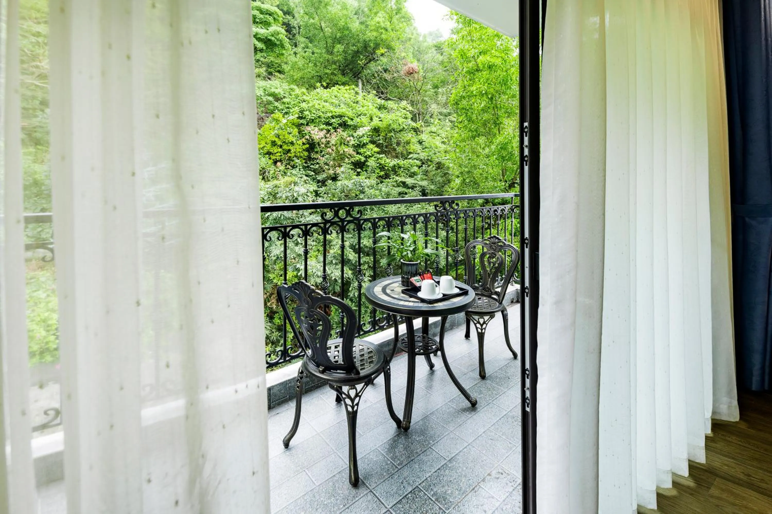 Patio in Cat Ba Wonder Hotel