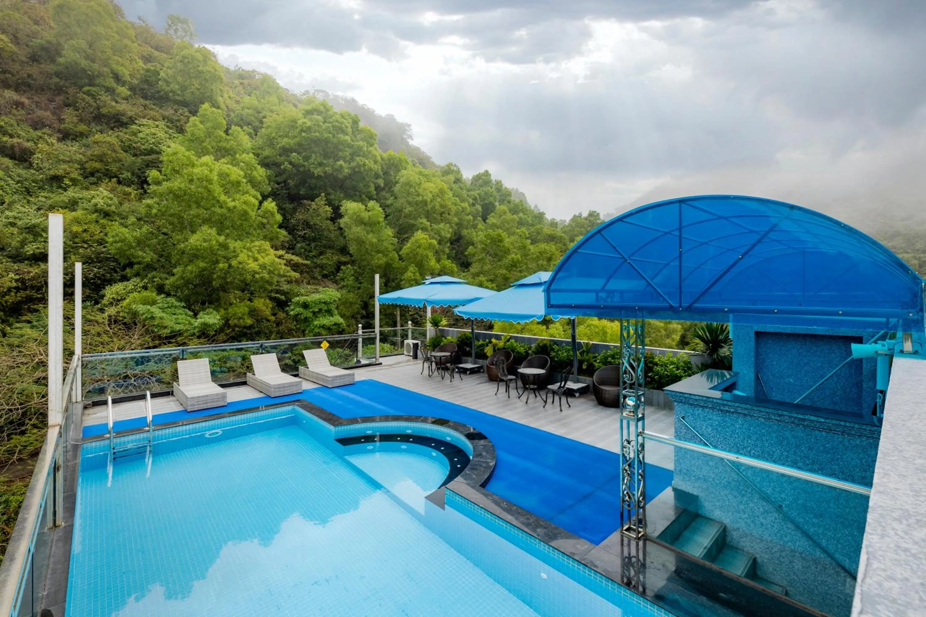 Swimming pool in Cat Ba Wonder Hotel