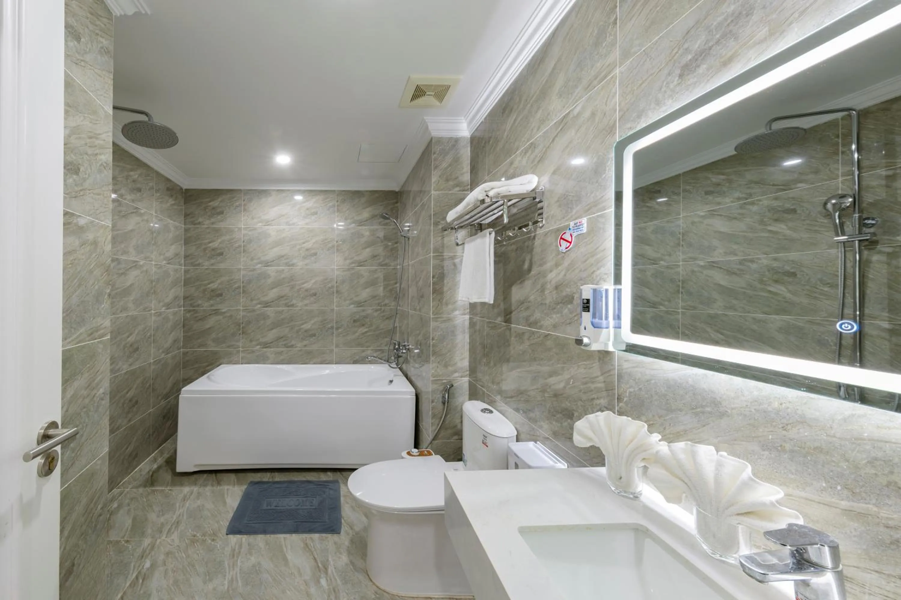 Bathroom in Cat Ba Wonder Hotel