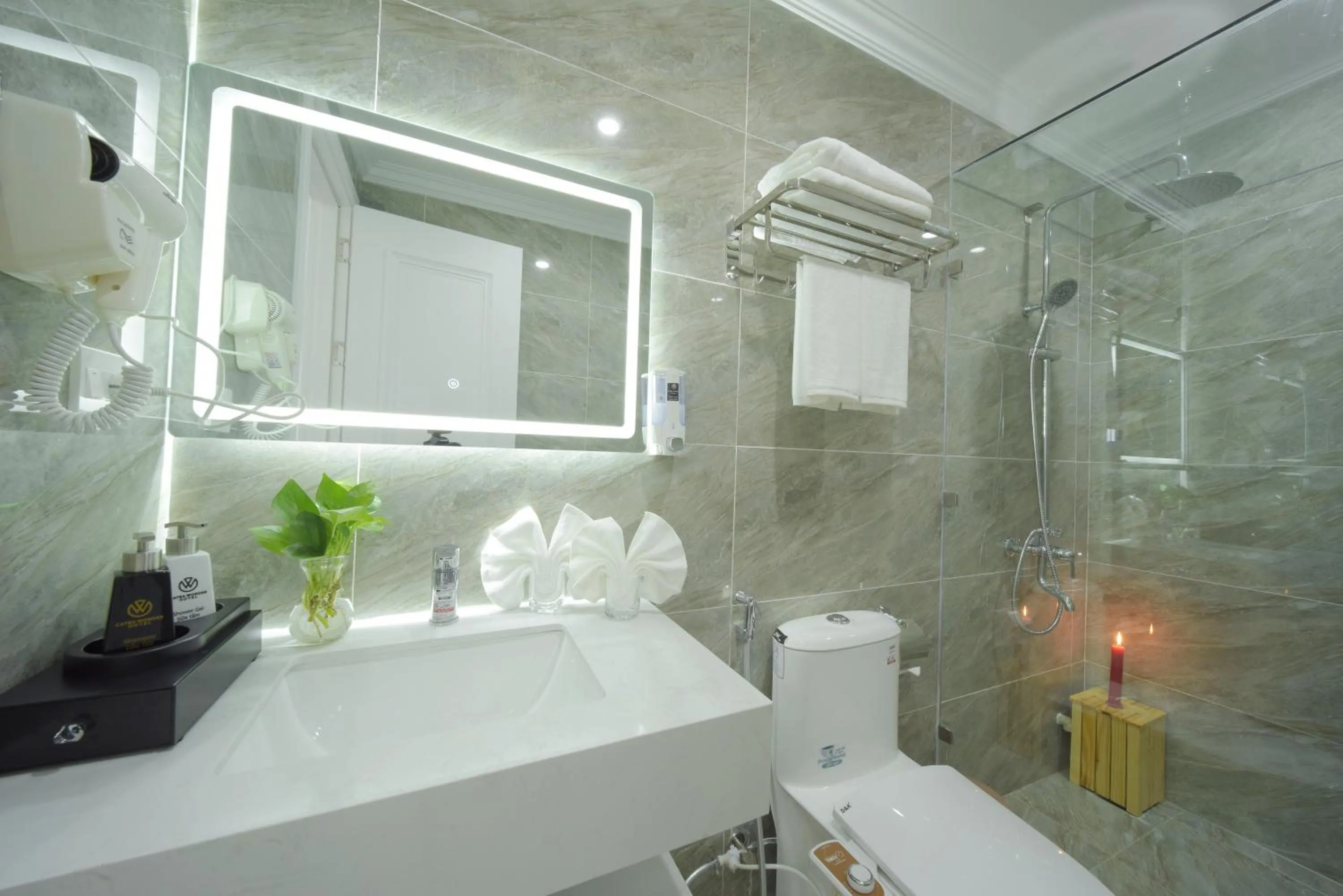 Shower in Cat Ba Wonder Hotel