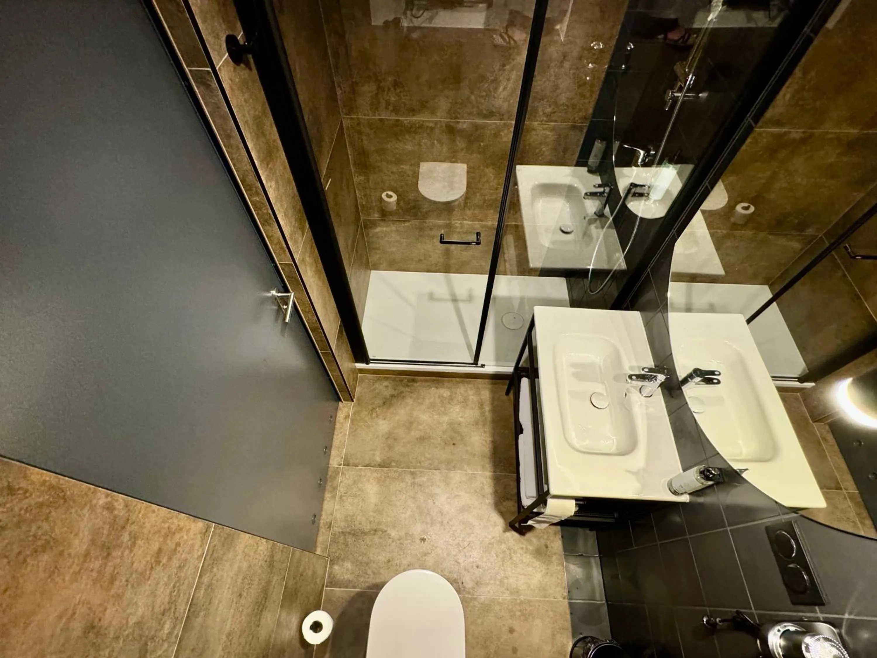 Shower in Hotel ARCHE Fabryka Samolotów w Mielnie