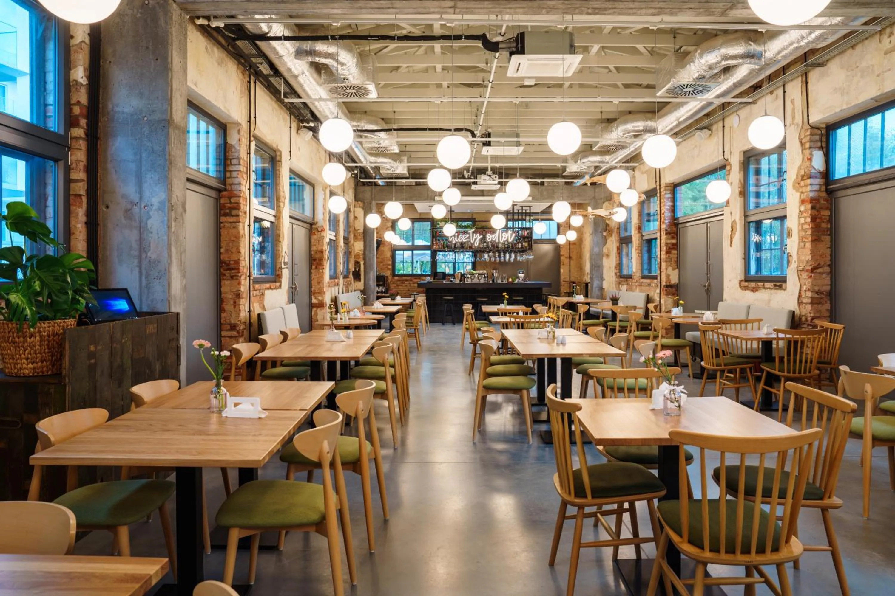 Restaurant/places to eat in Hotel ARCHE Fabryka Samolotów w Mielnie