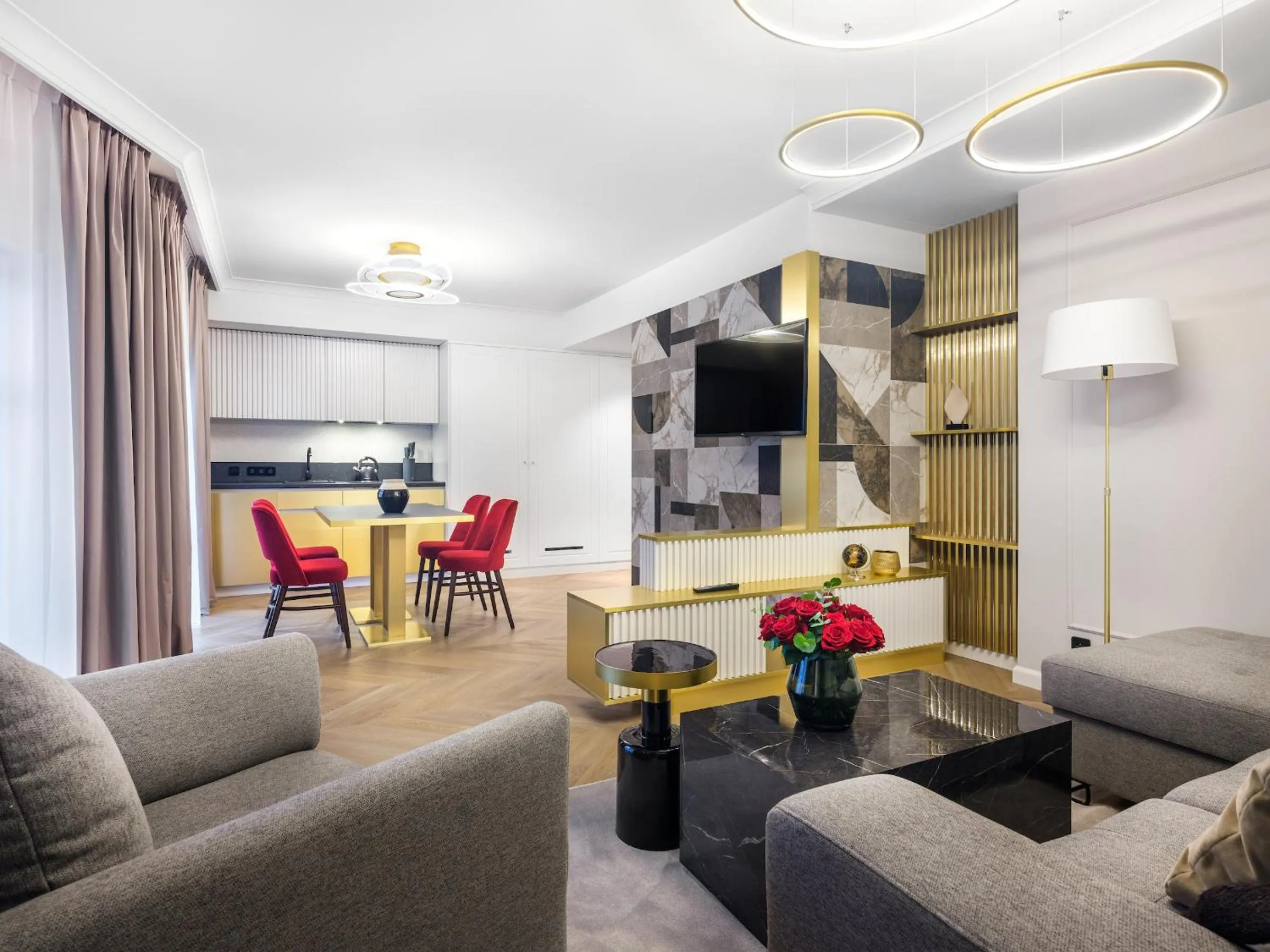 Golden Queen Deluxe Jacuzzi Apartments - Old Town