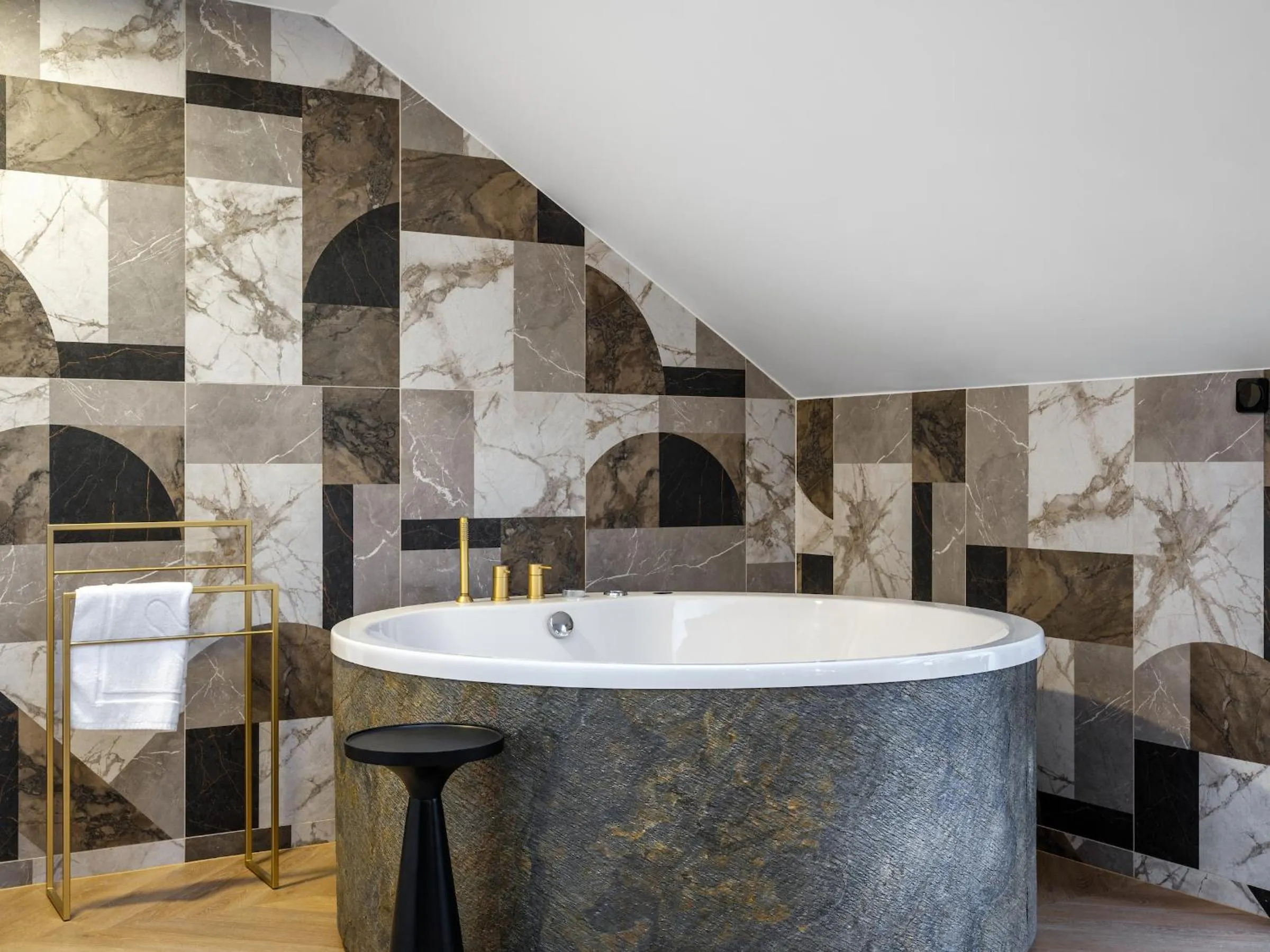 Hot Tub in Golden Queen Deluxe Jacuzzi Apartments - Old Town