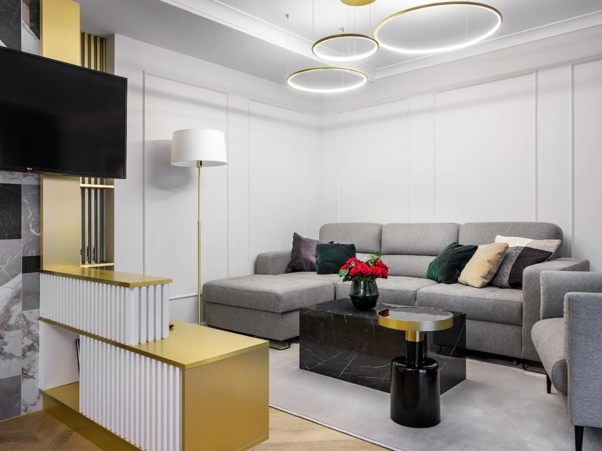 Golden Queen Deluxe Jacuzzi Apartments - Old Town