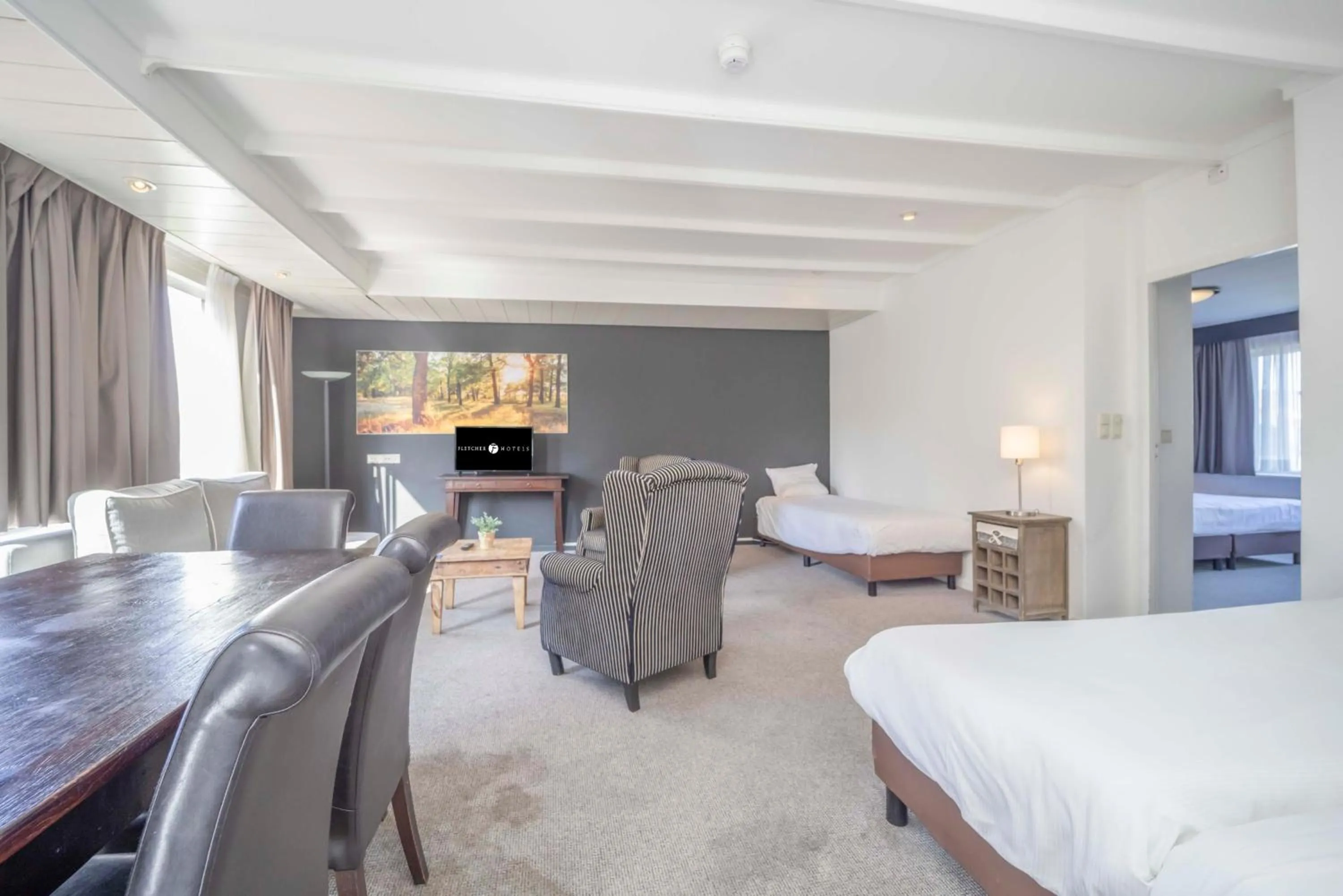 Communal lounge/ TV room, Bed in Fletcher Hotel-Restaurant Waalwijk