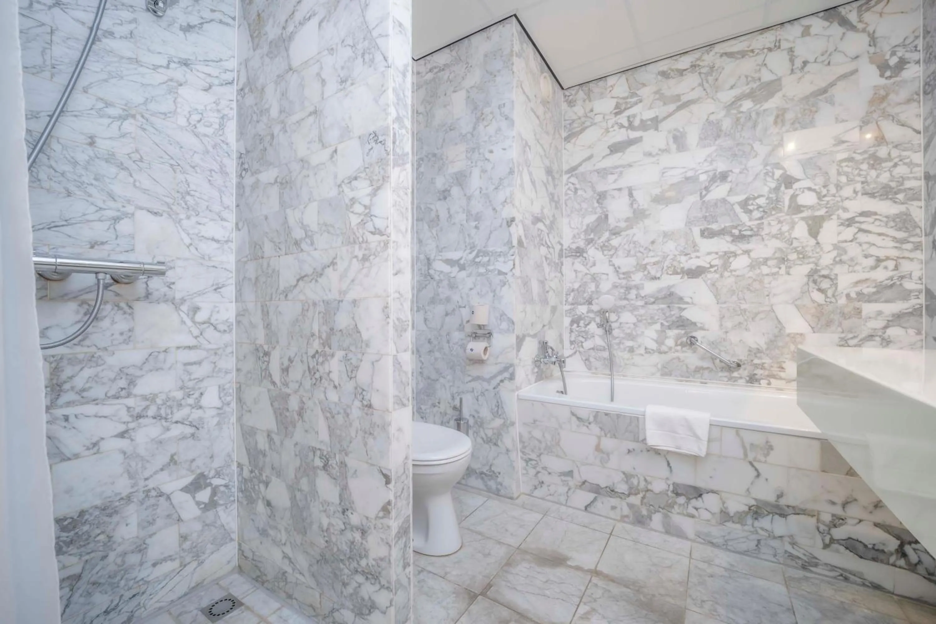 Bathroom in Fletcher Hotel-Restaurant Waalwijk