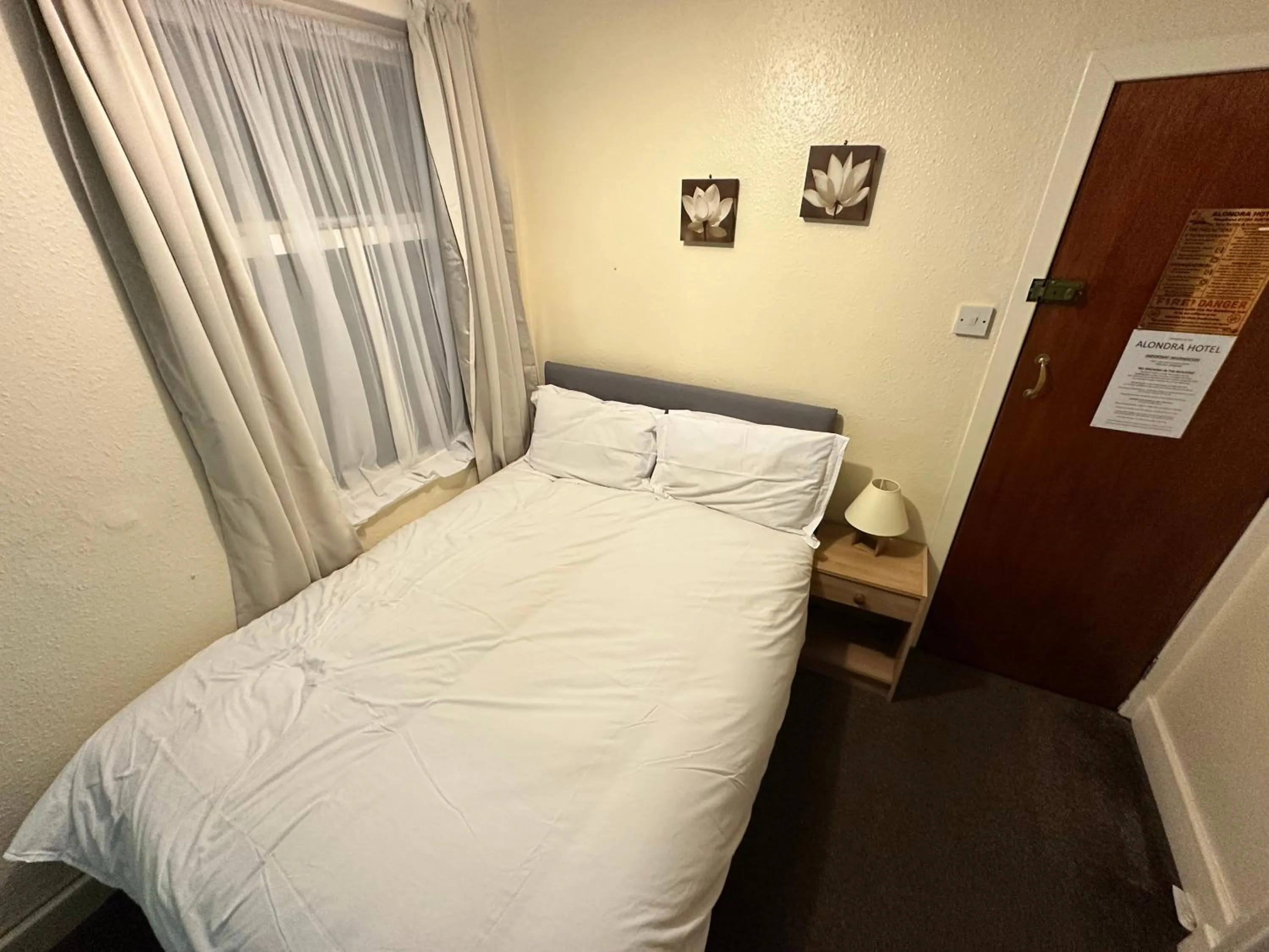 Bedroom, Bed in Alondra Hotel