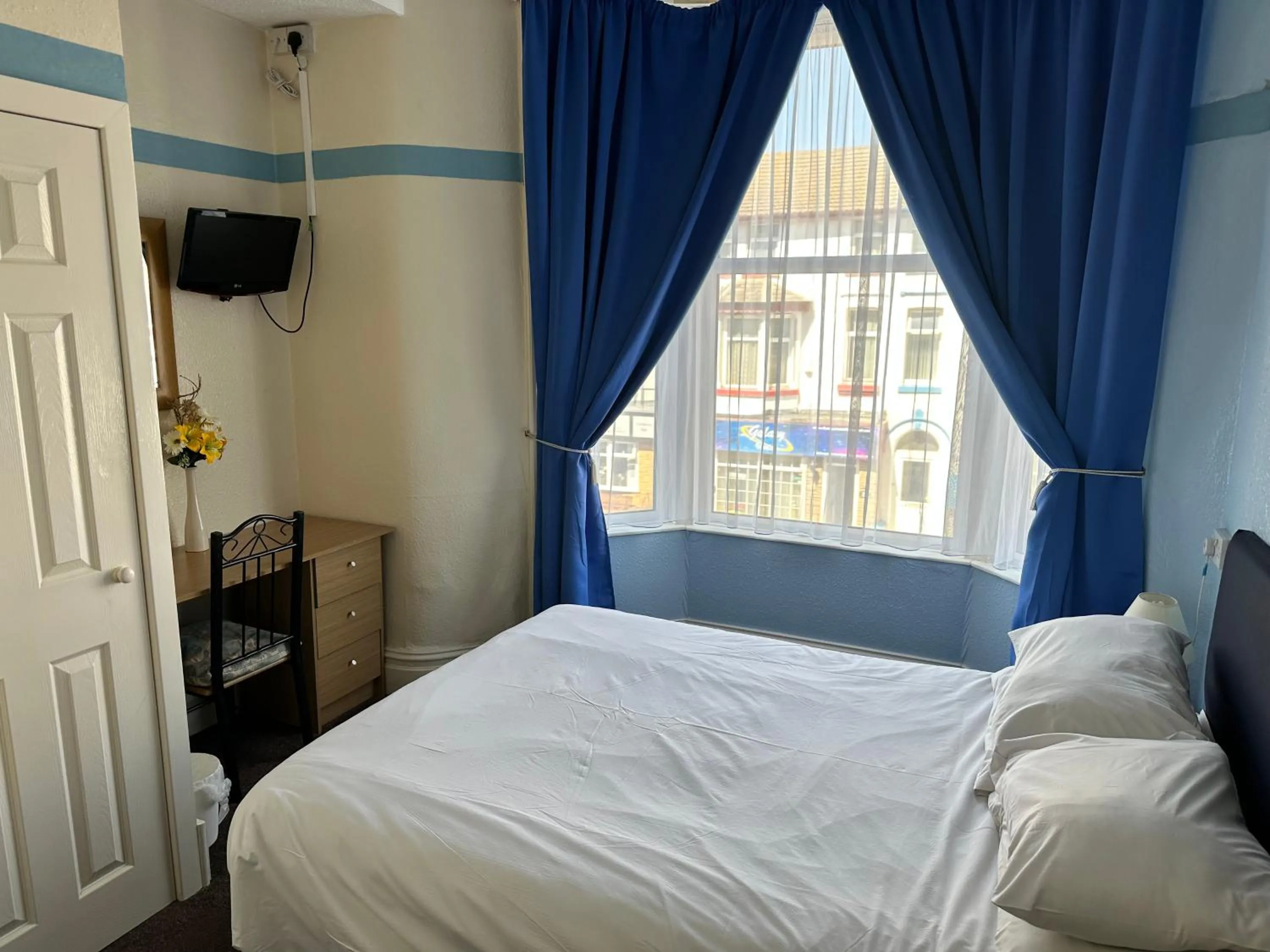 Photo of the whole room, Bed in Alondra Hotel