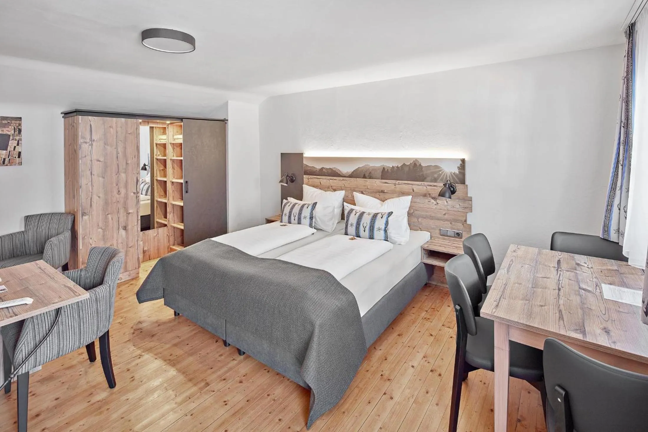 Photo of the whole room, Bed in Hotel Garni Alte Säge Ruhpolding inkl Chiemgaukarte