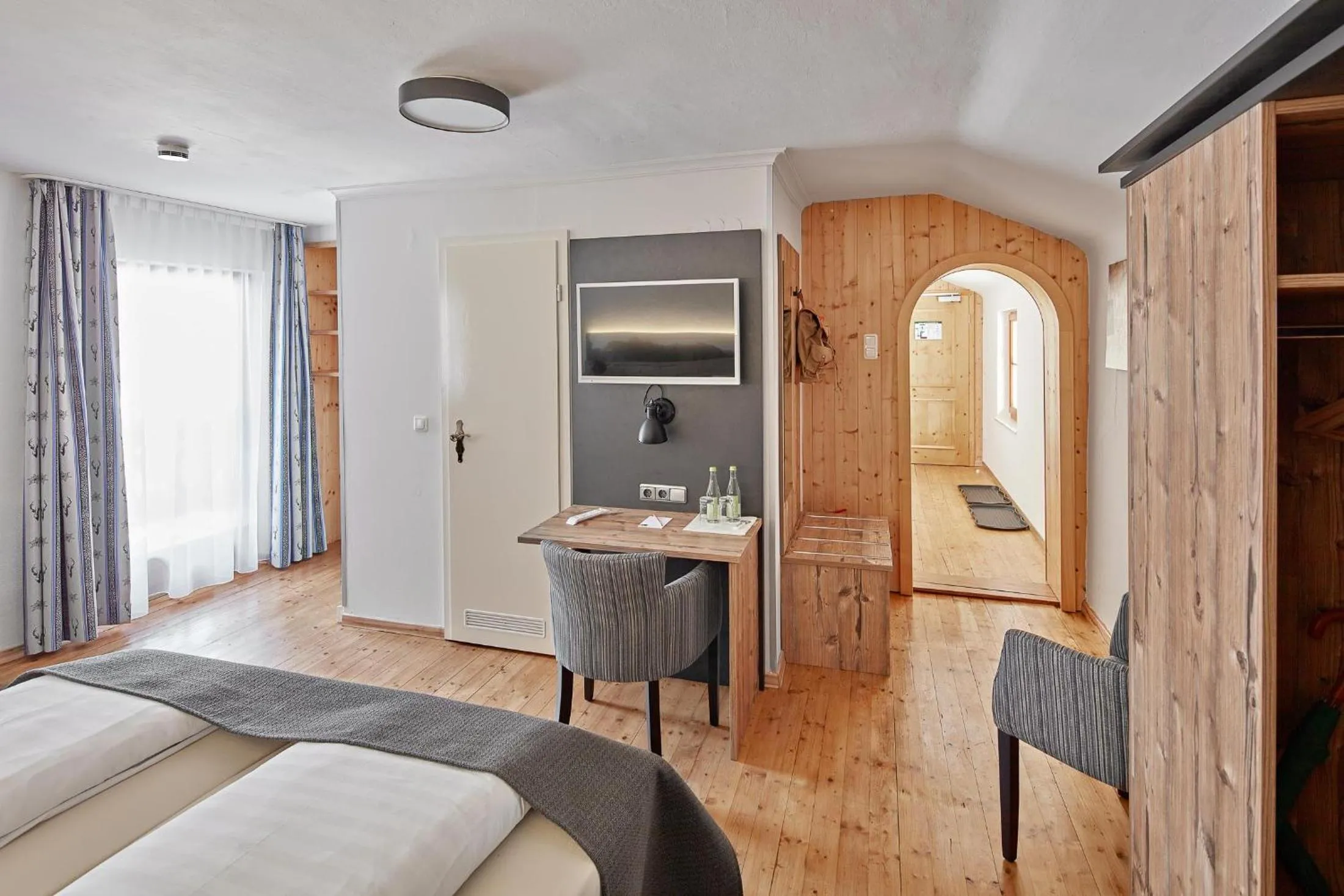 TV and multimedia, Bed in Hotel Garni Alte Säge Ruhpolding inkl Chiemgaukarte