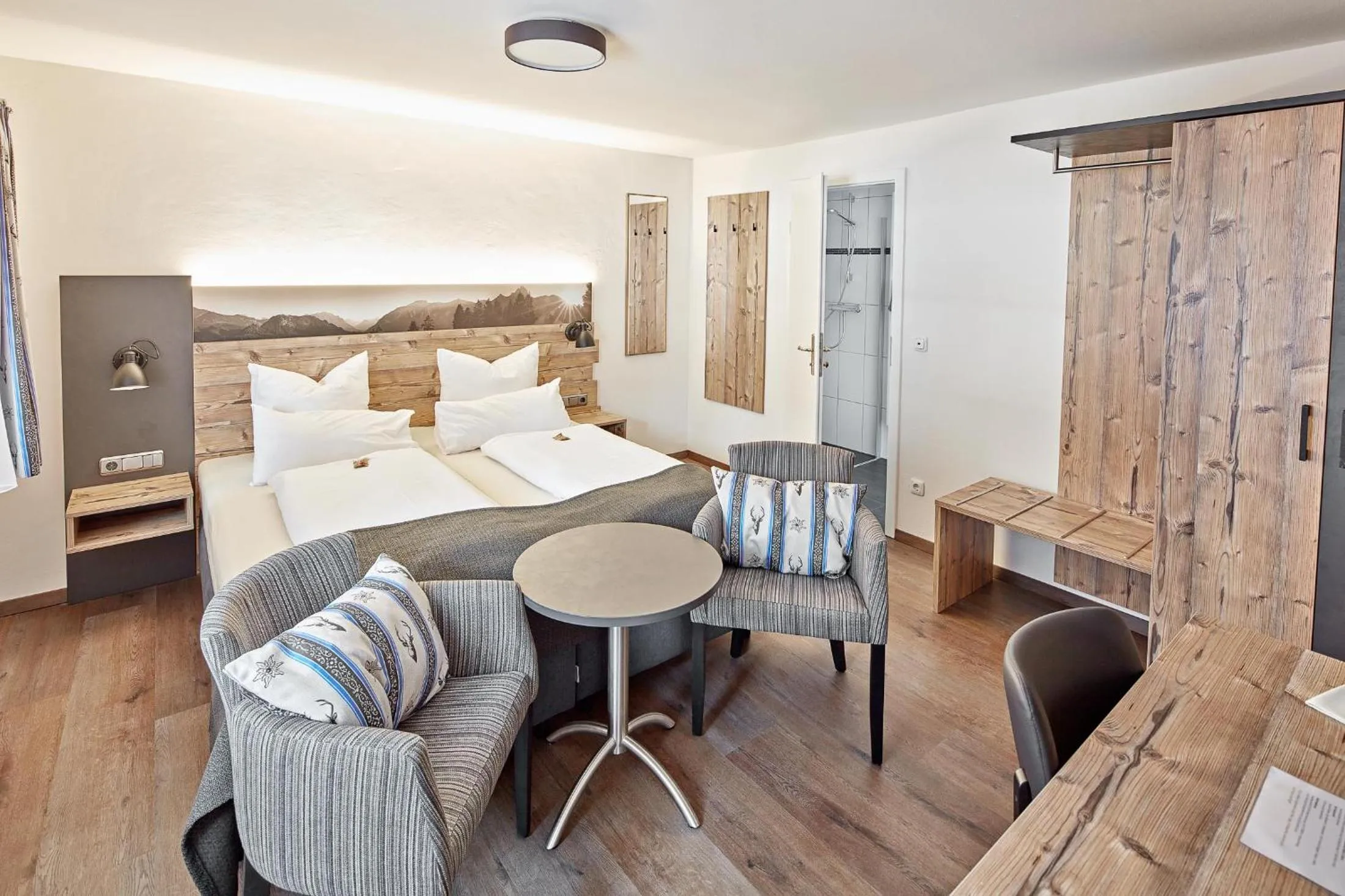 Photo of the whole room, Bed in Hotel Garni Alte Säge Ruhpolding inkl Chiemgaukarte