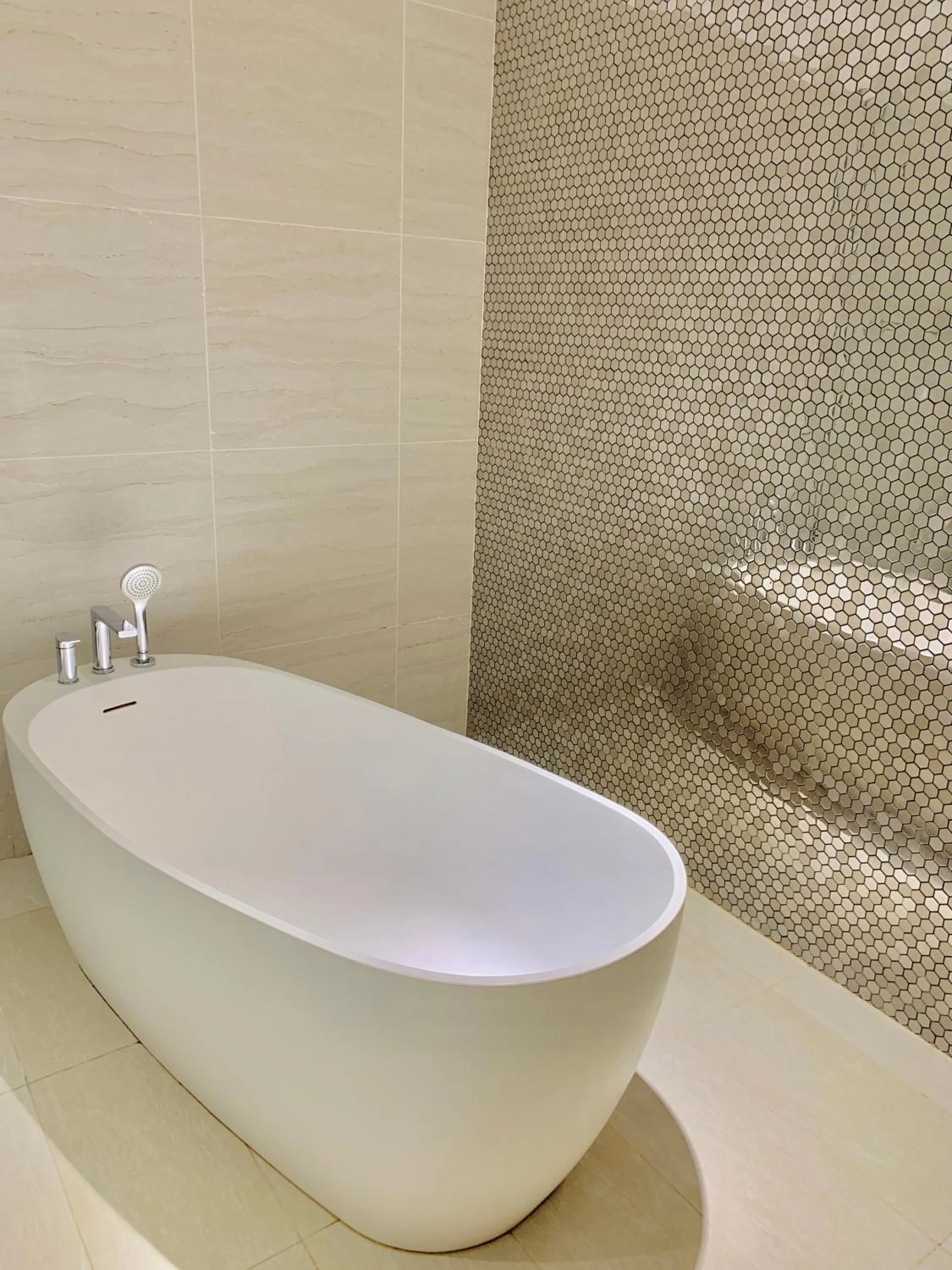 Hot Tub in Star KLCC by Arman