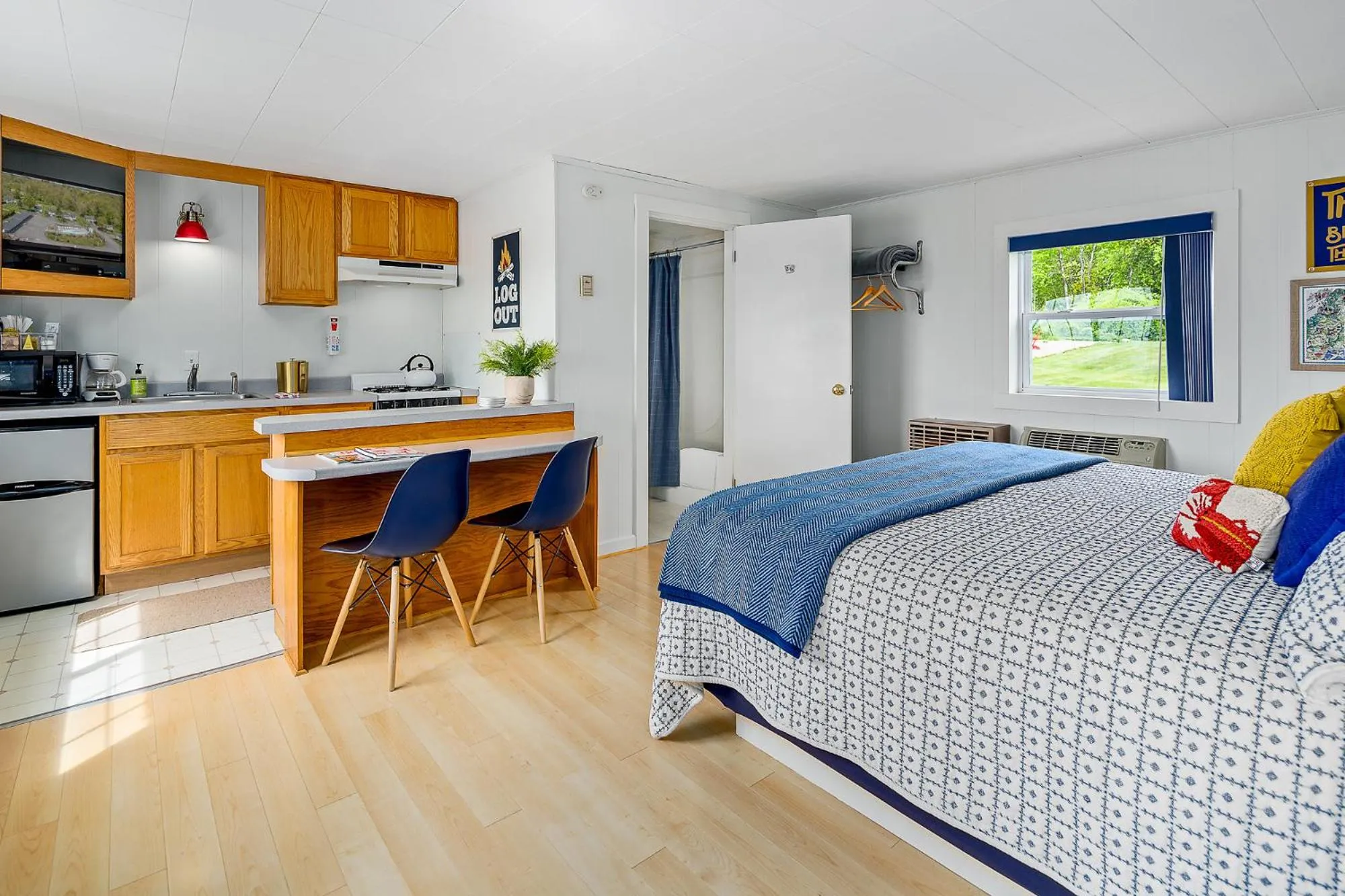 Kitchen or kitchenette, Bed in Seascape Motel & Cottages
