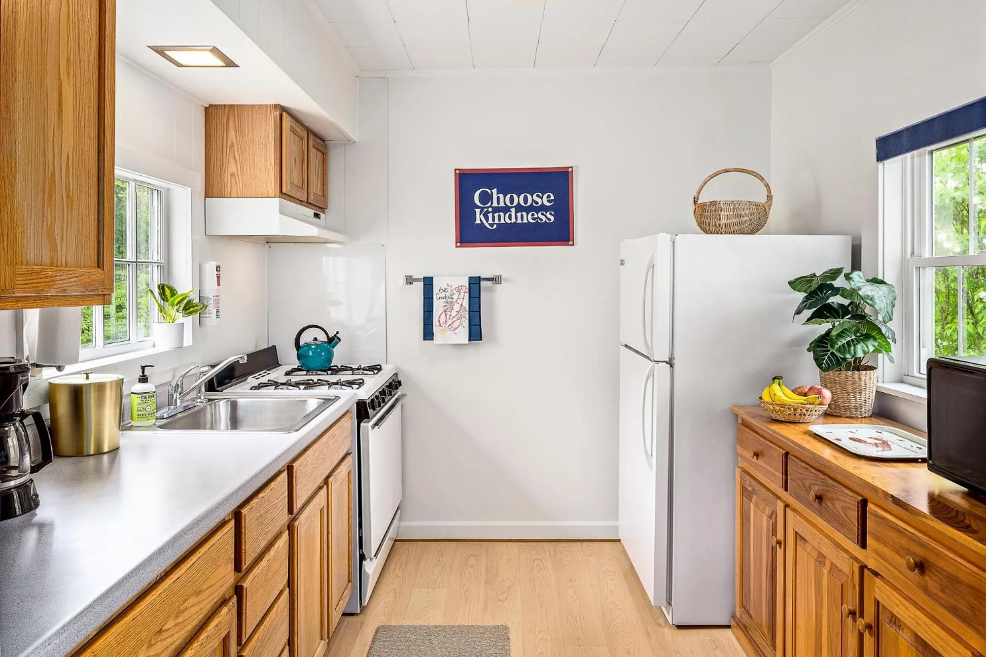 Kitchen or kitchenette in Seascape Motel & Cottages