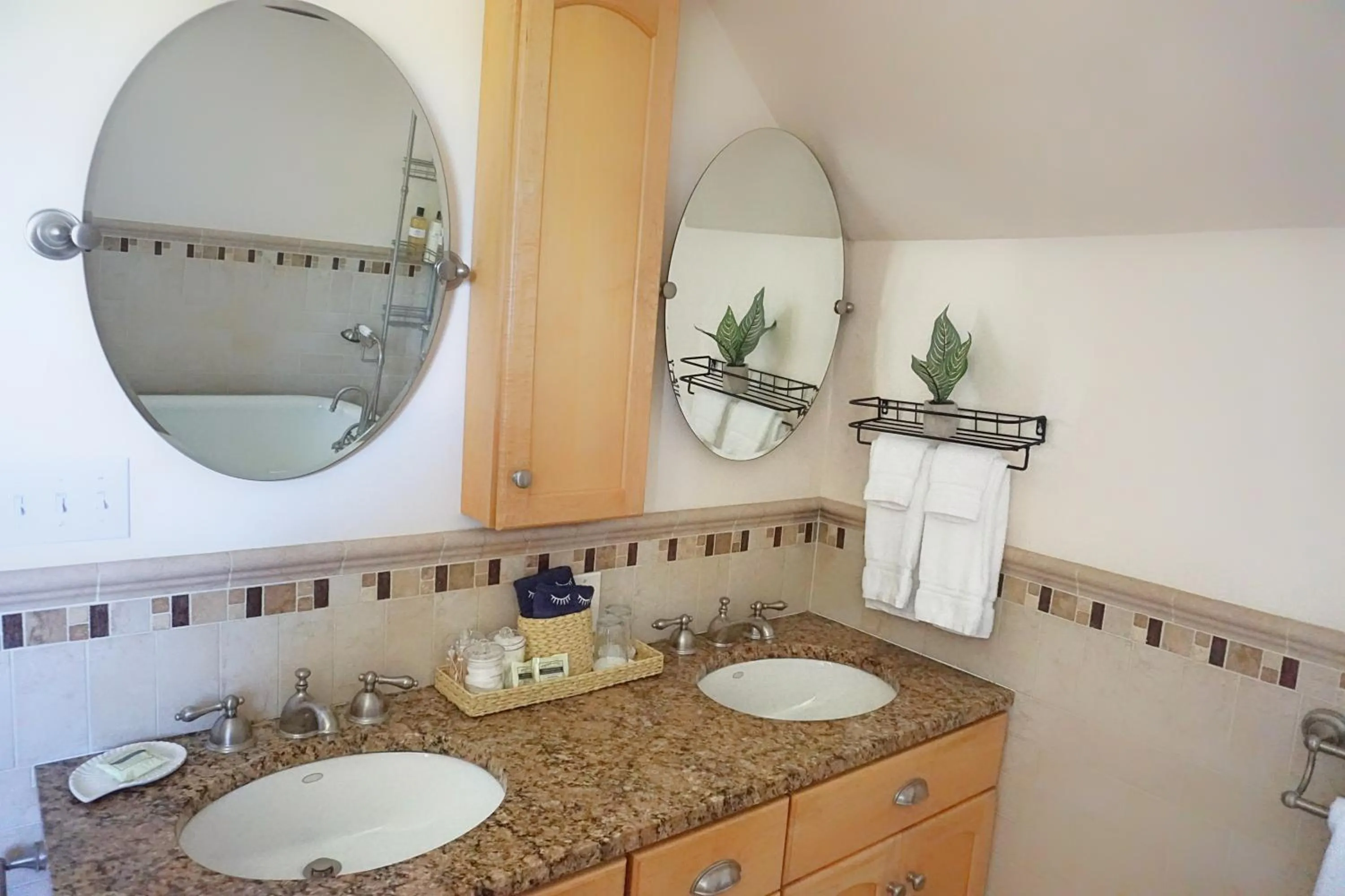 Seascape Motel & Cottages