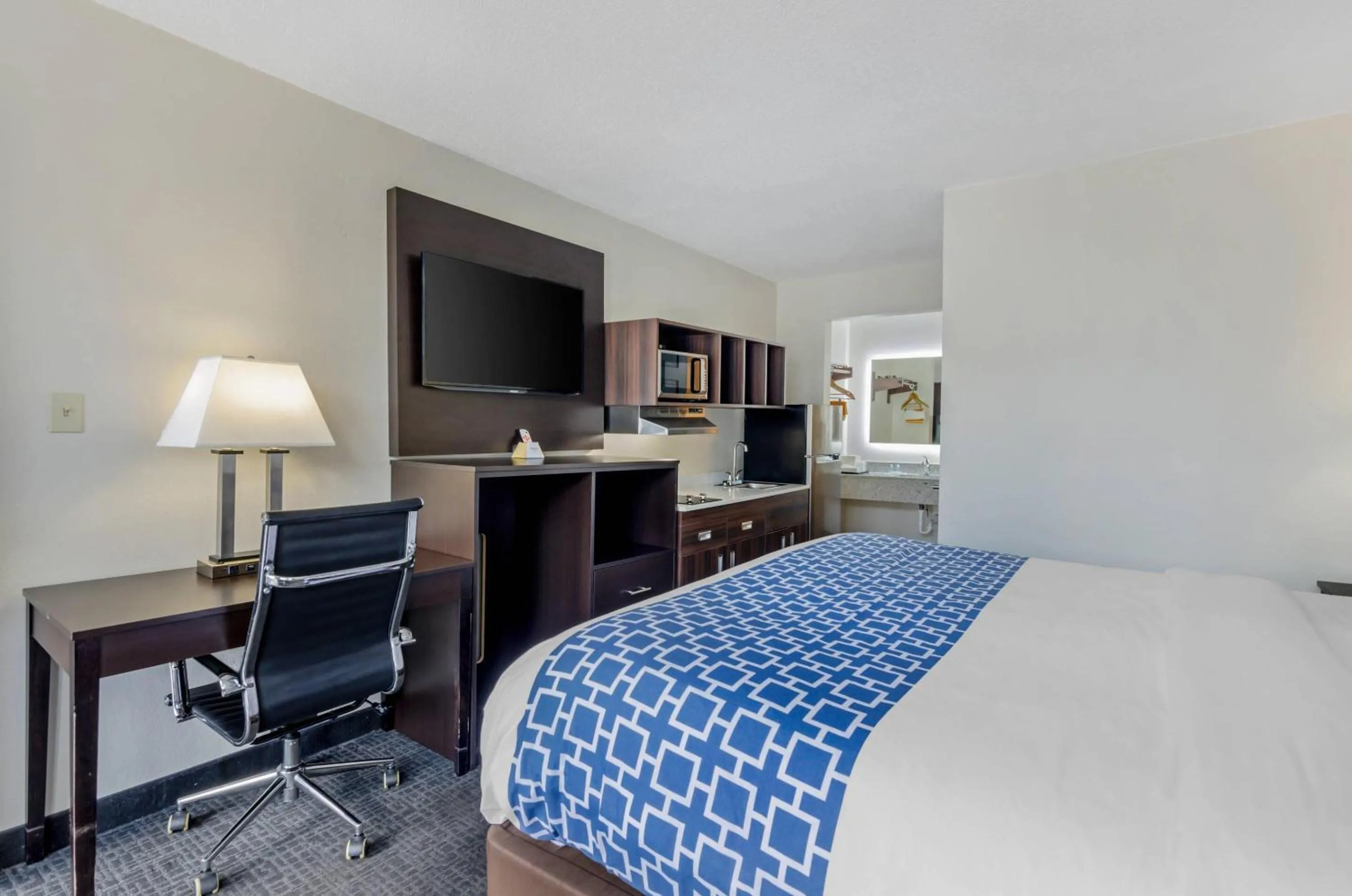 Bedroom, Bed in Suburban Studios Verona - Staunton North