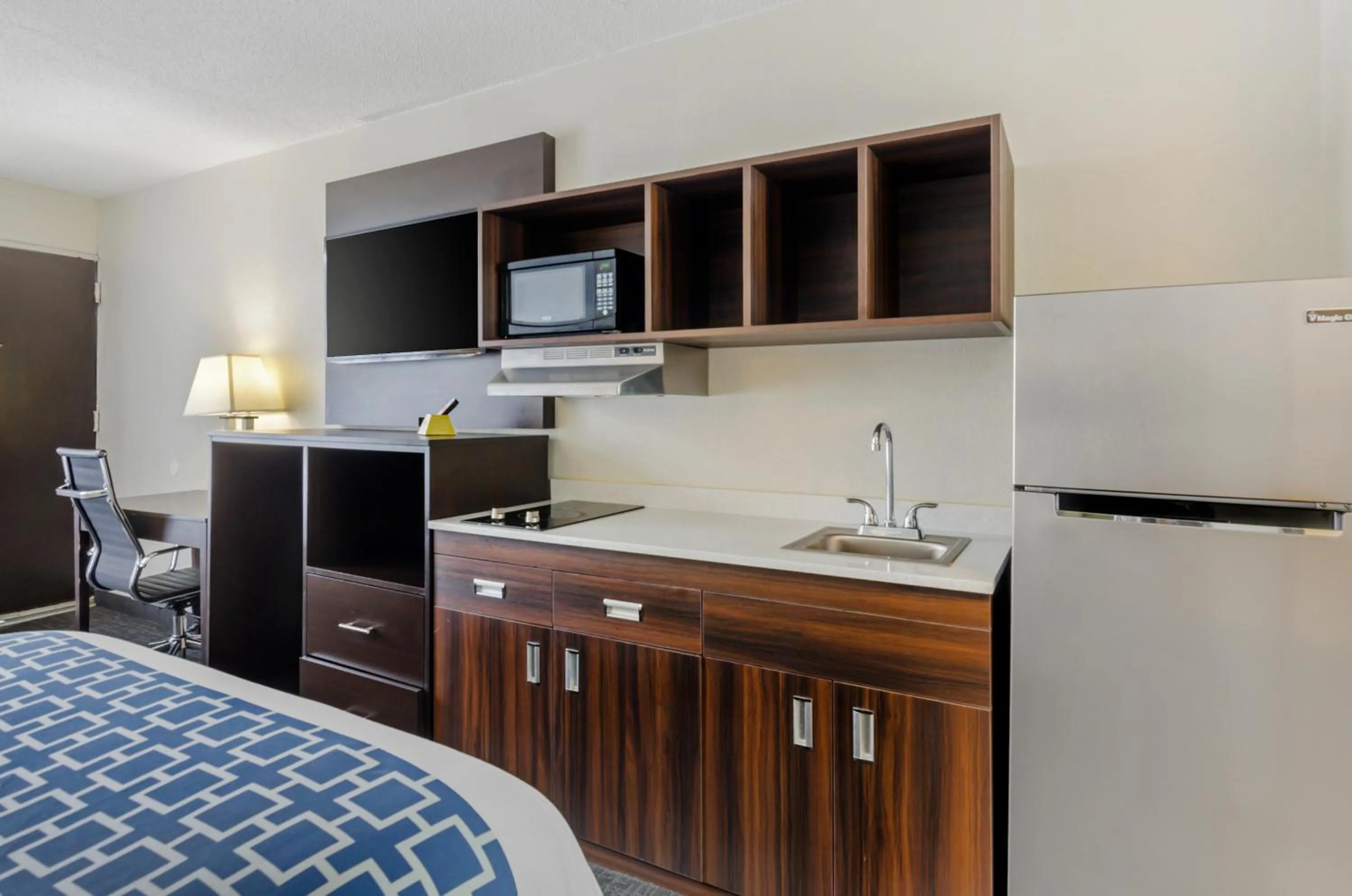 Kitchen or kitchenette, Bed in Suburban Studios Verona - Staunton North