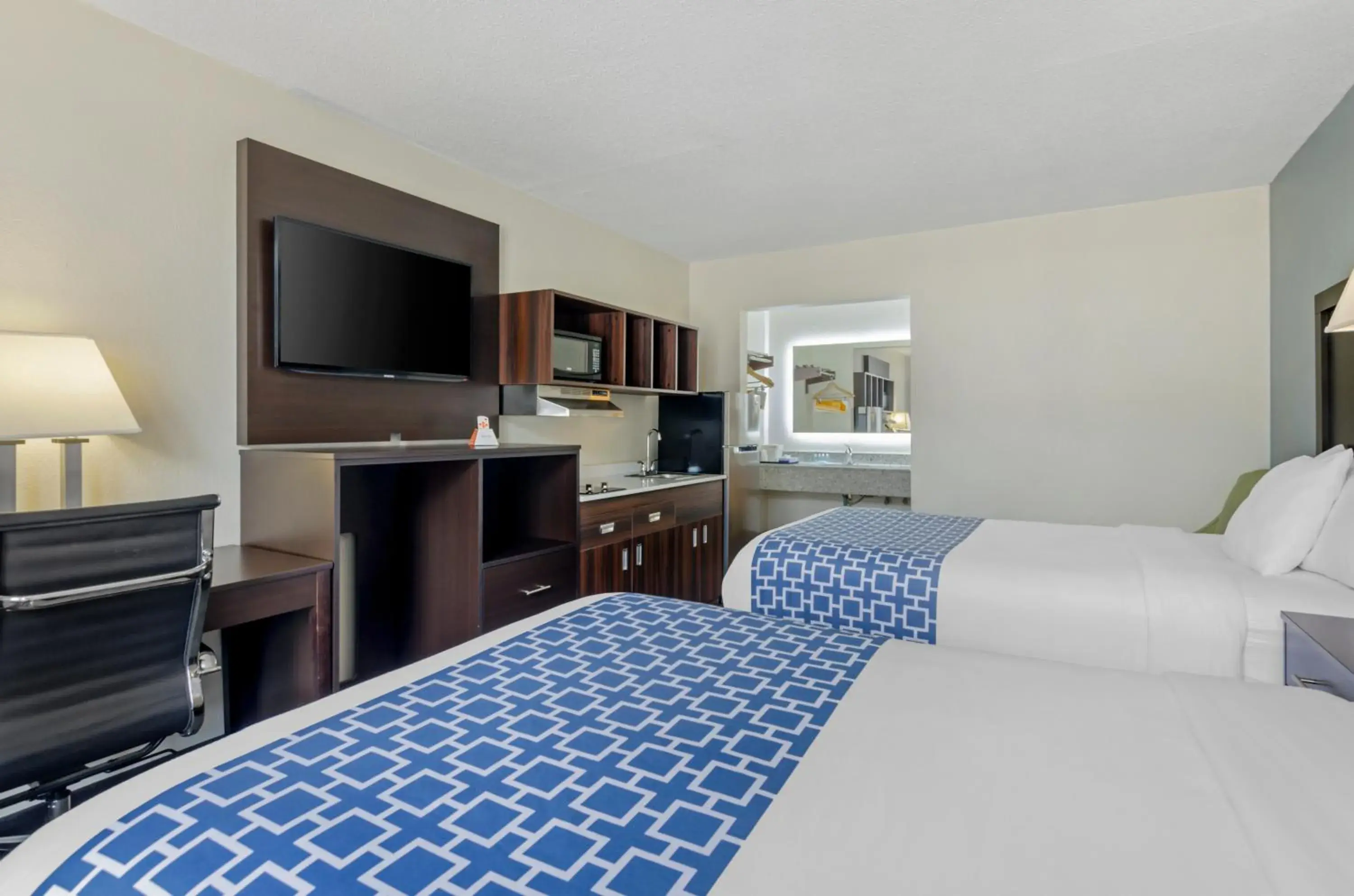 Efficiency Quadruple Room - Non Smoking in Suburban Studios Verona - Staunton North Efficiency Quadruple Room - Non Smoking in Suburban Studios Verona - Staunton North