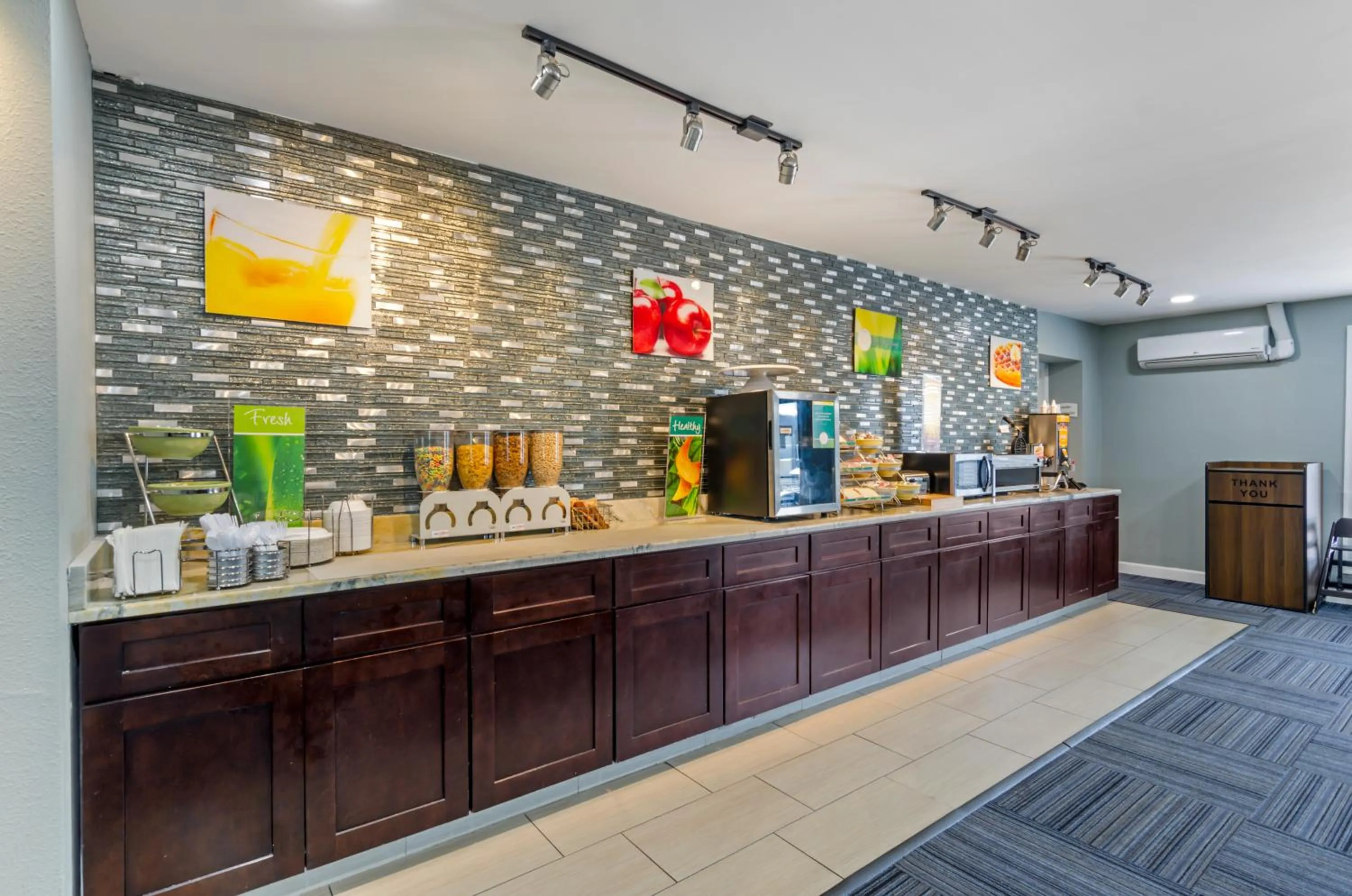 Breakfast in Suburban Studios Verona - Staunton North