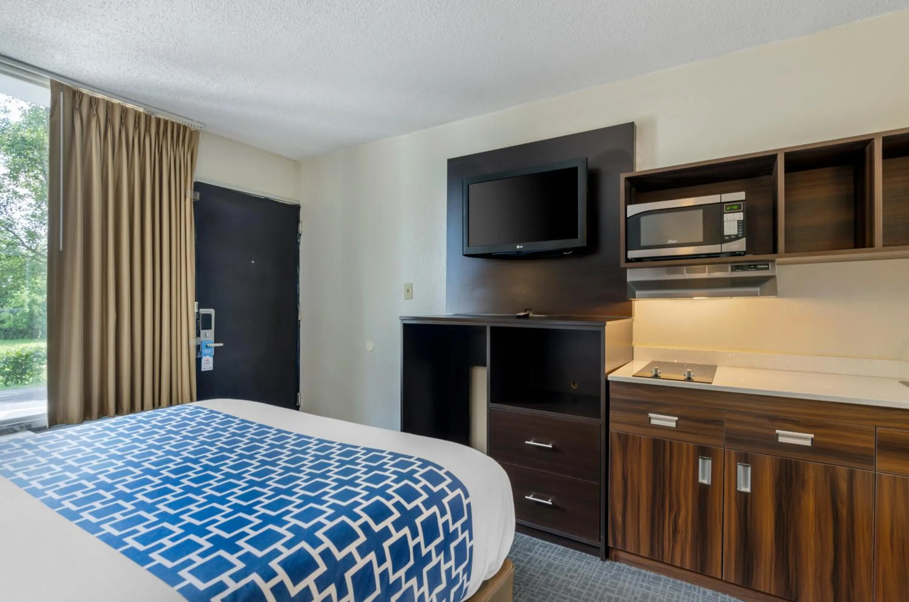 Kitchen or kitchenette, Bed in Suburban Studios Verona - Staunton North