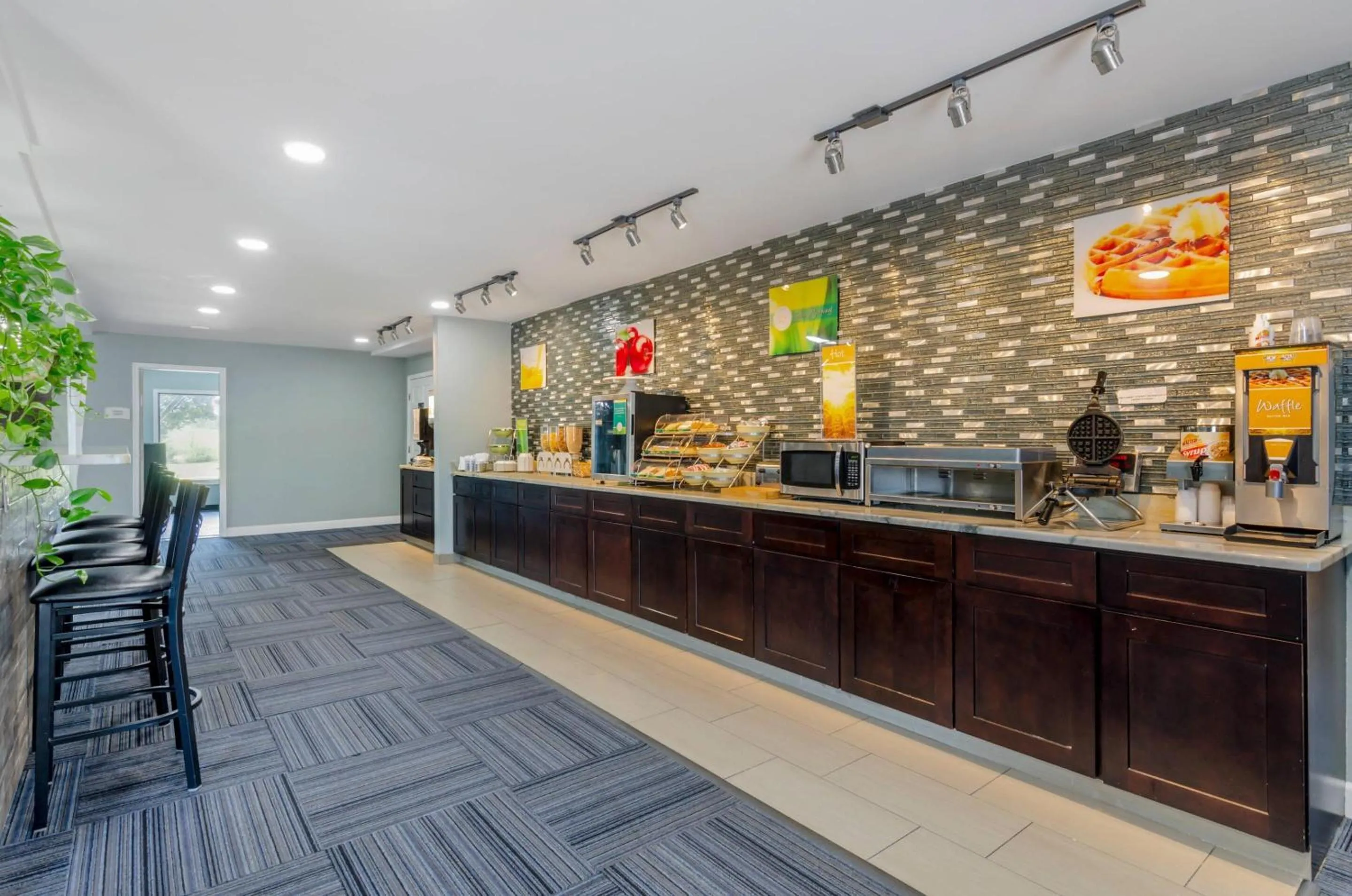 Breakfast in Suburban Studios Verona - Staunton North