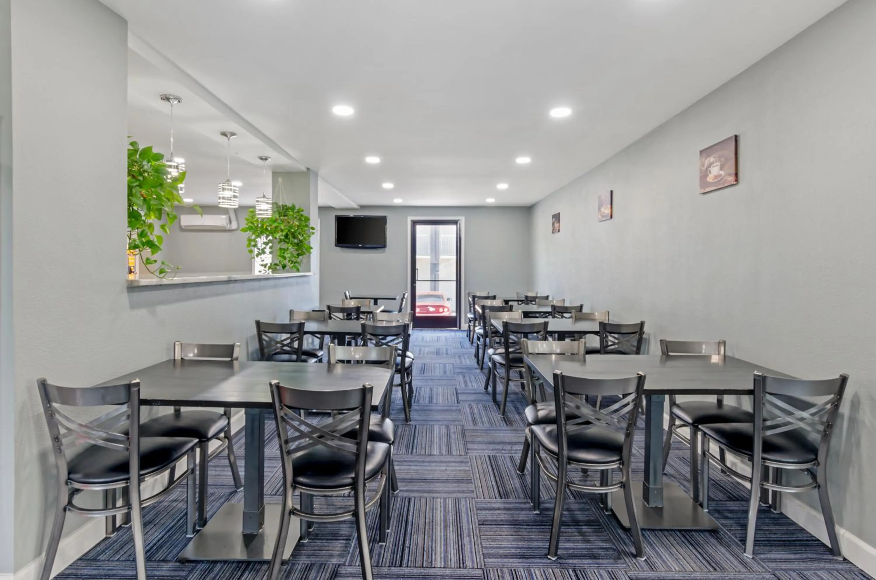 Breakfast in Suburban Studios Verona - Staunton North