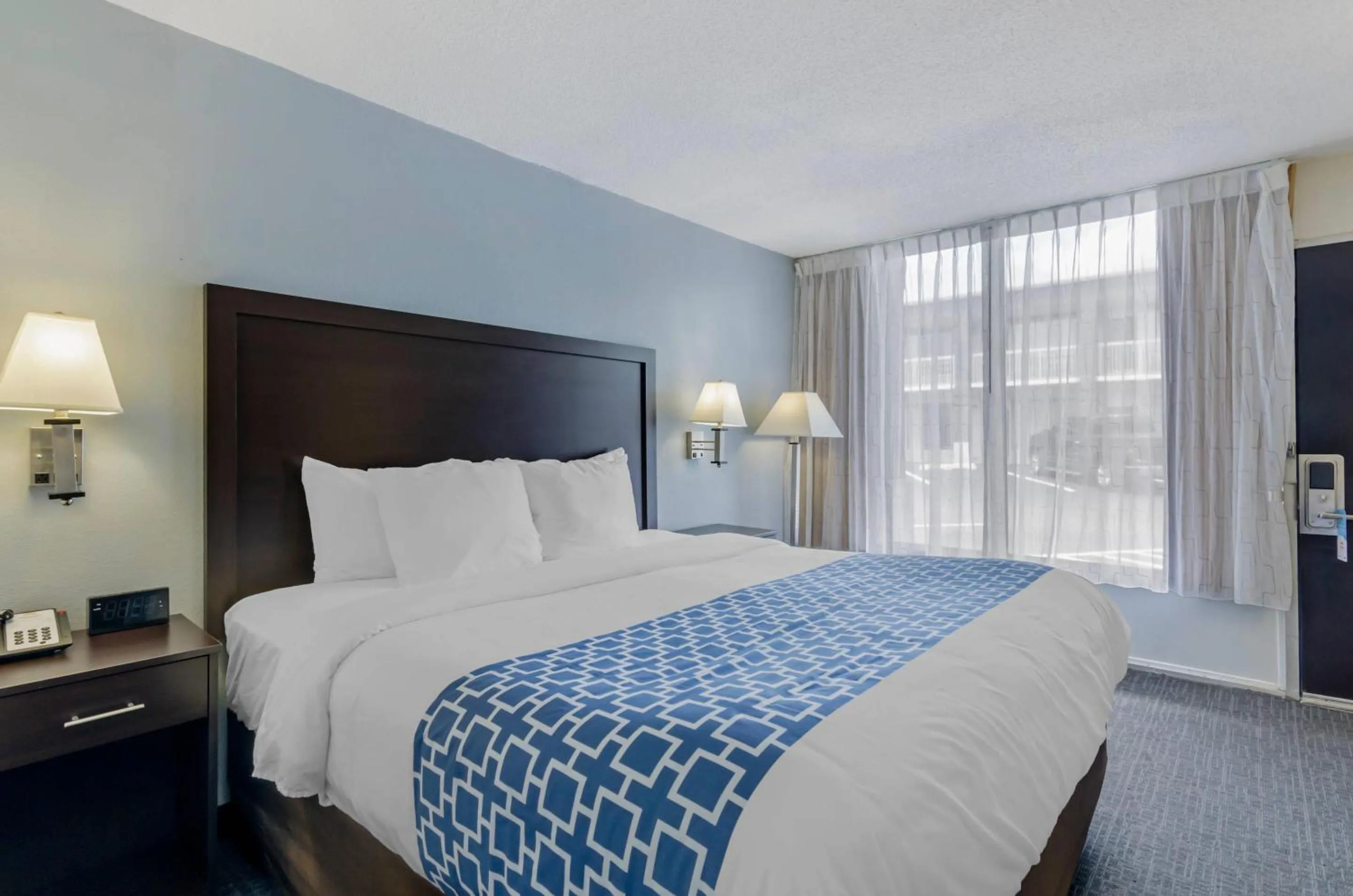 Bedroom, Bed in Suburban Studios Verona - Staunton North