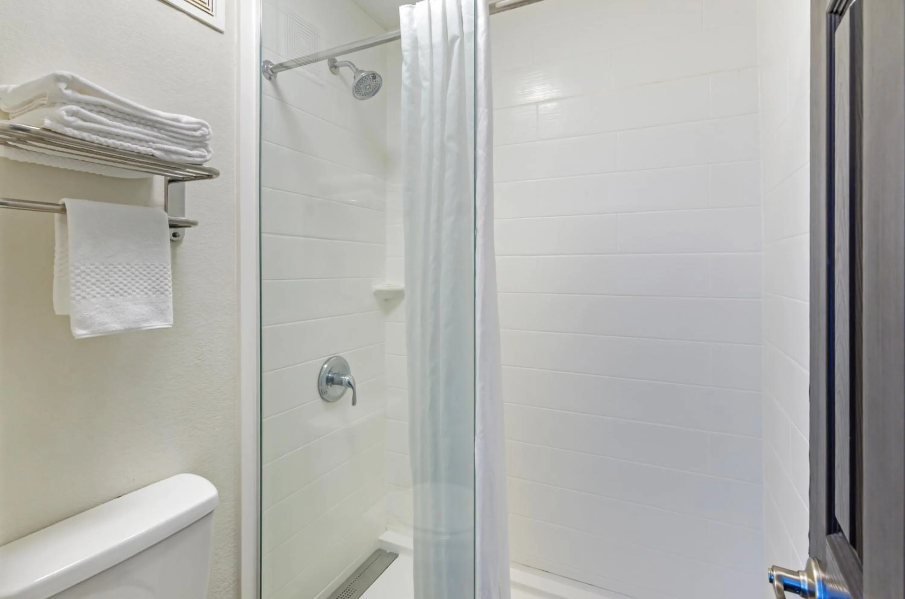 Shower in Suburban Studios Verona - Staunton North