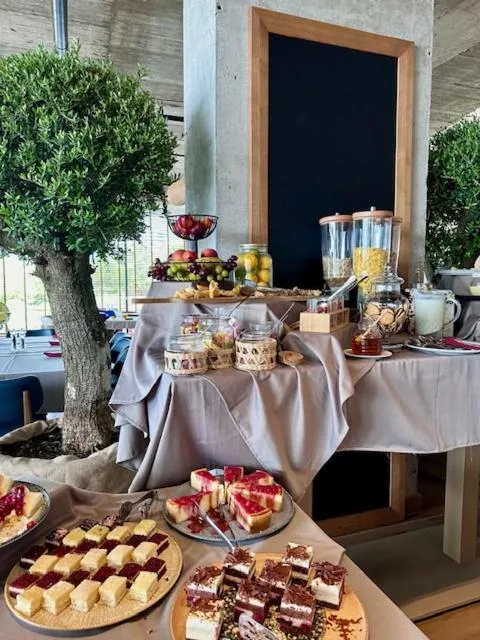 Restaurant/places to eat in Sea Star Budva