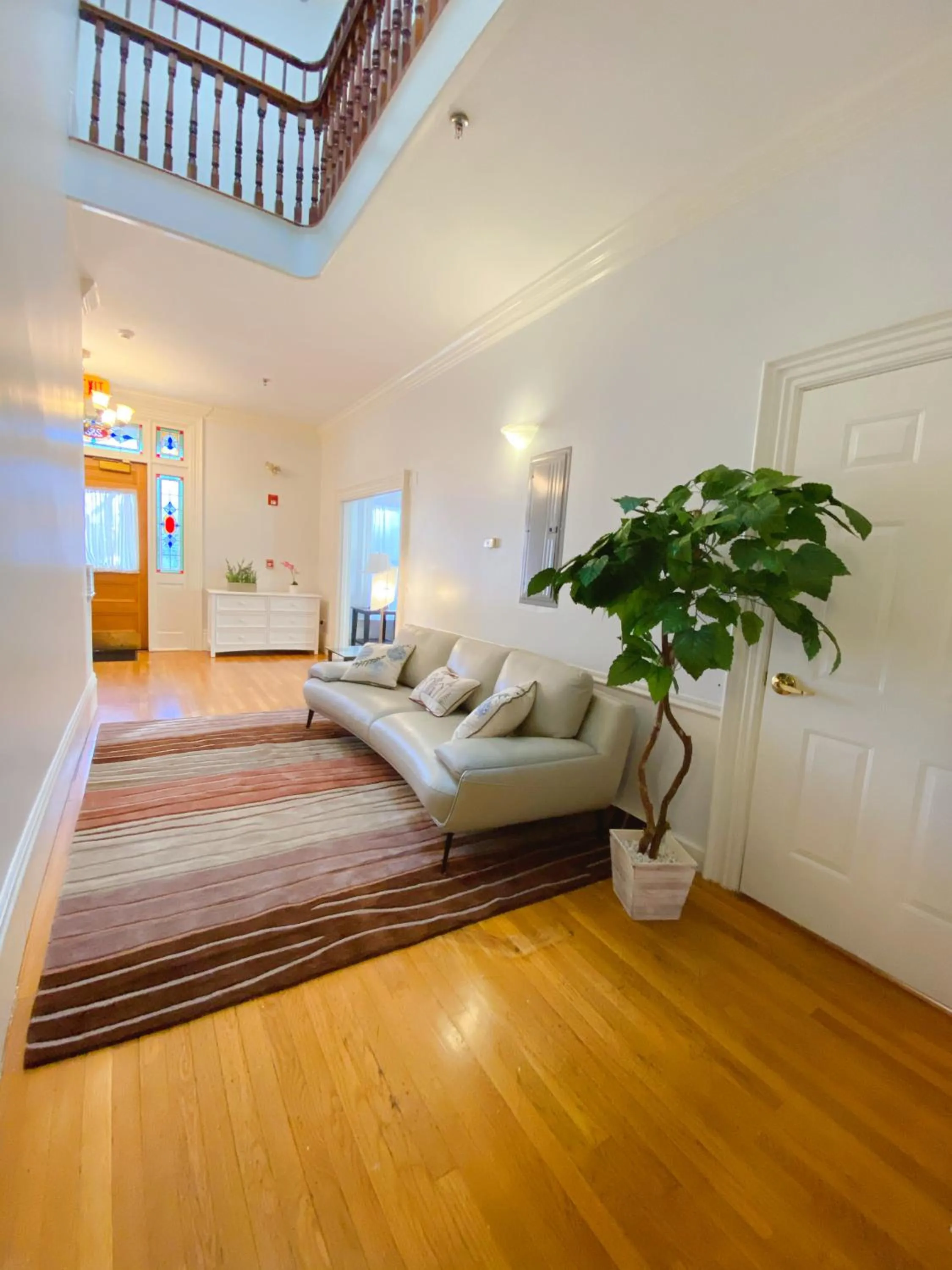 Communal lounge/ TV room, Bed in Ginkgo House on Harvard