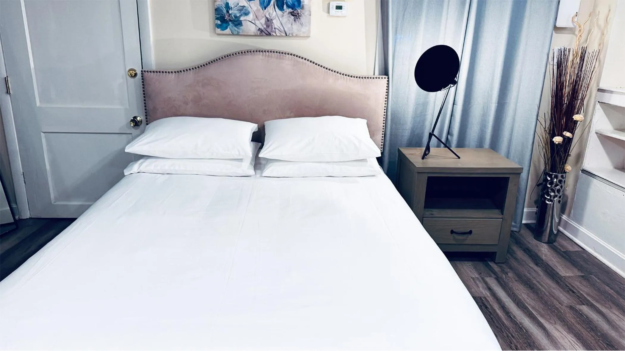 Photo of the whole room, Bed in Ginkgo House on Harvard