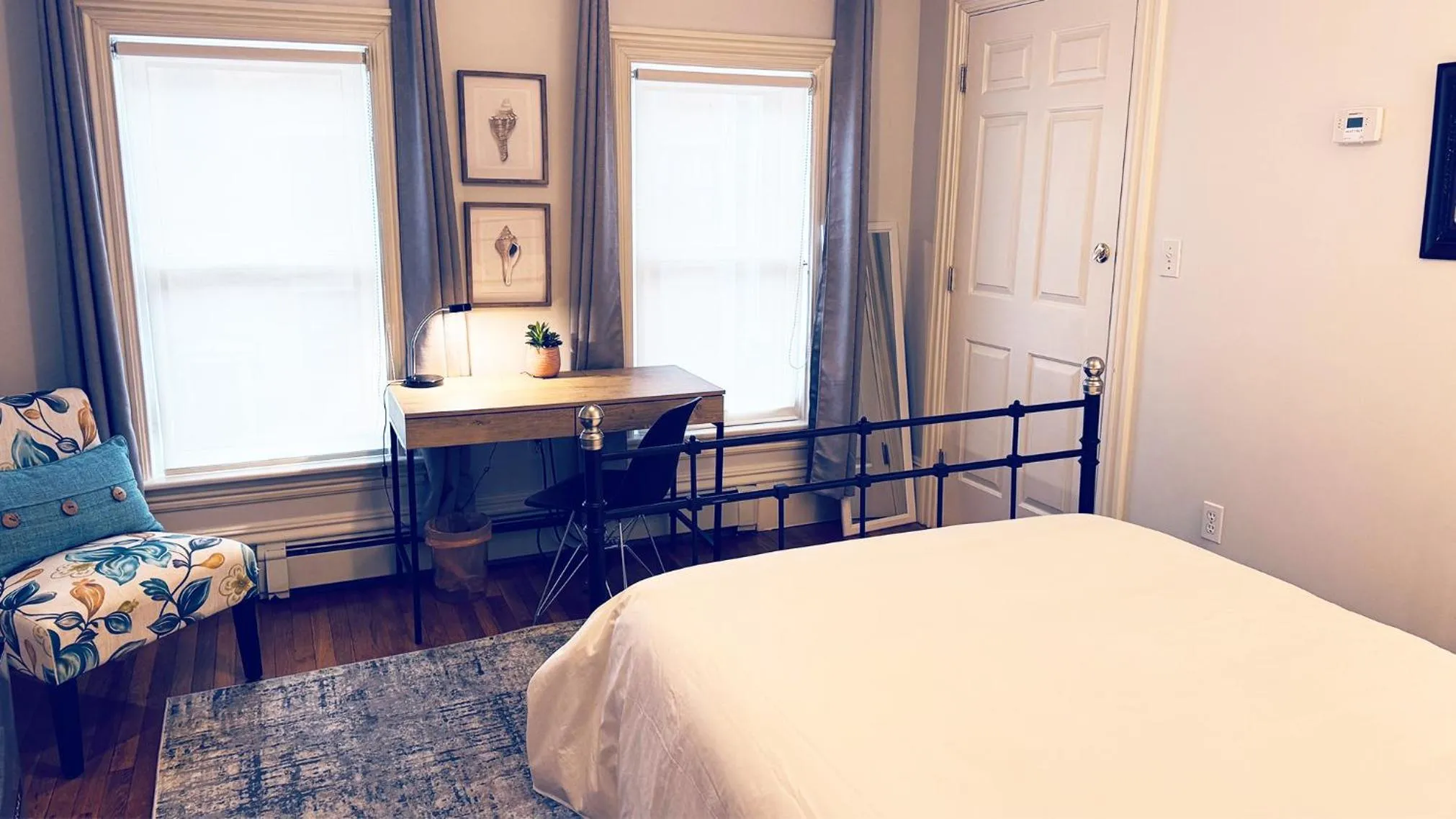 Photo of the whole room, Bed in Ginkgo House on Harvard