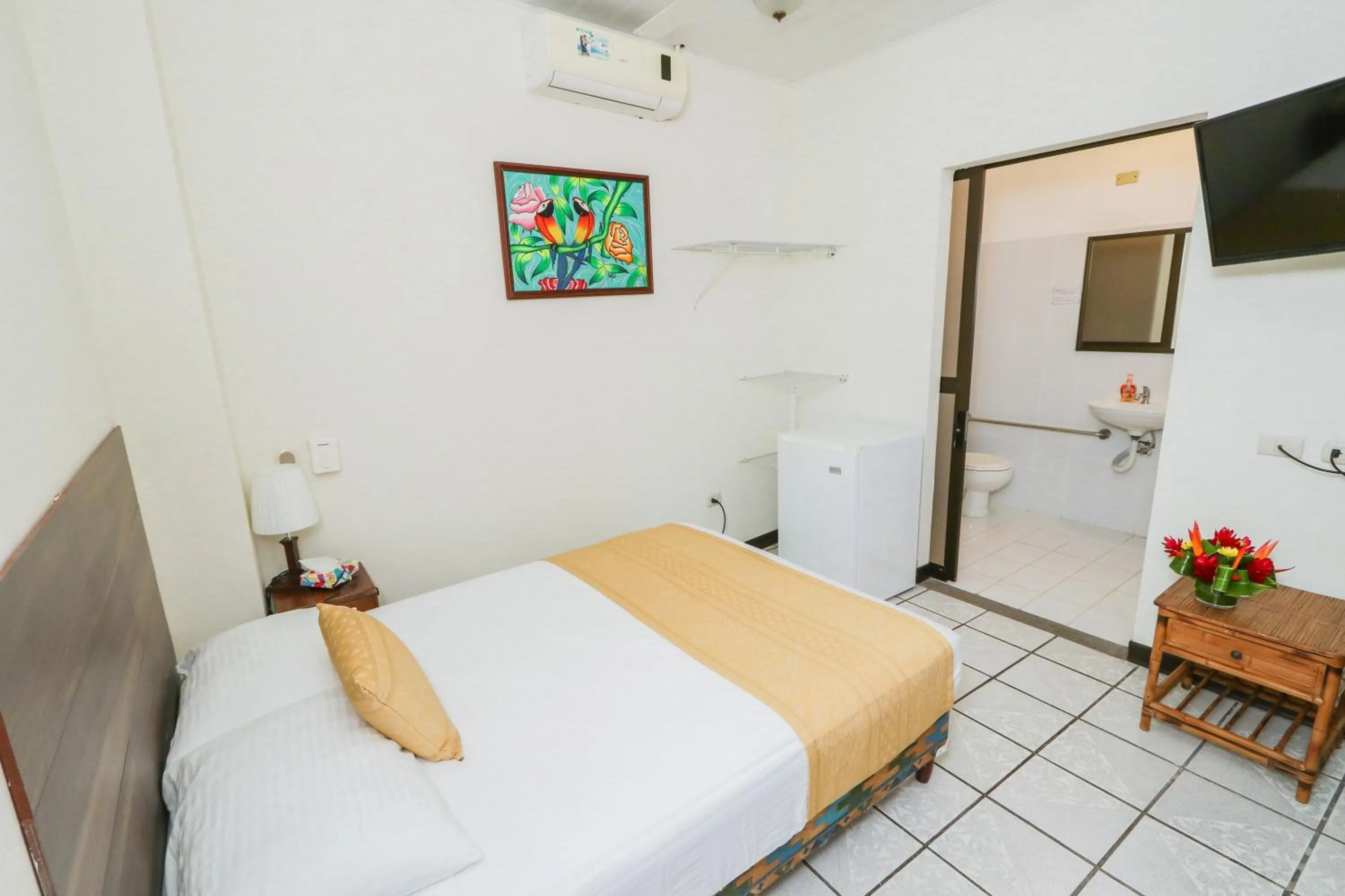 Toilet, Bed in Hotel Flor Blanca