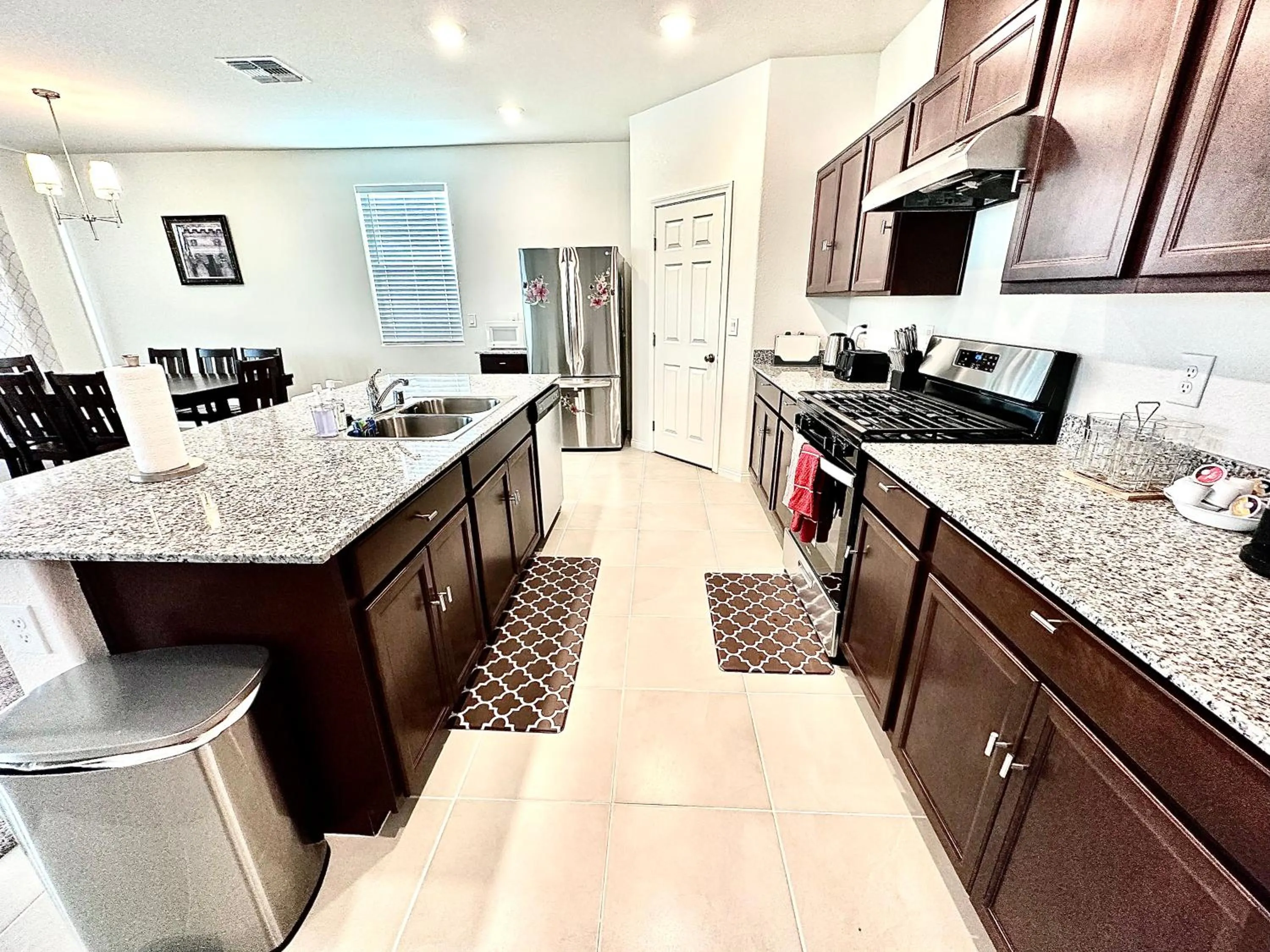 Kitchen or kitchenette in Spacious House, 5 bedrooms, Sleeps 12, Near Las Vegas Strip and Airport