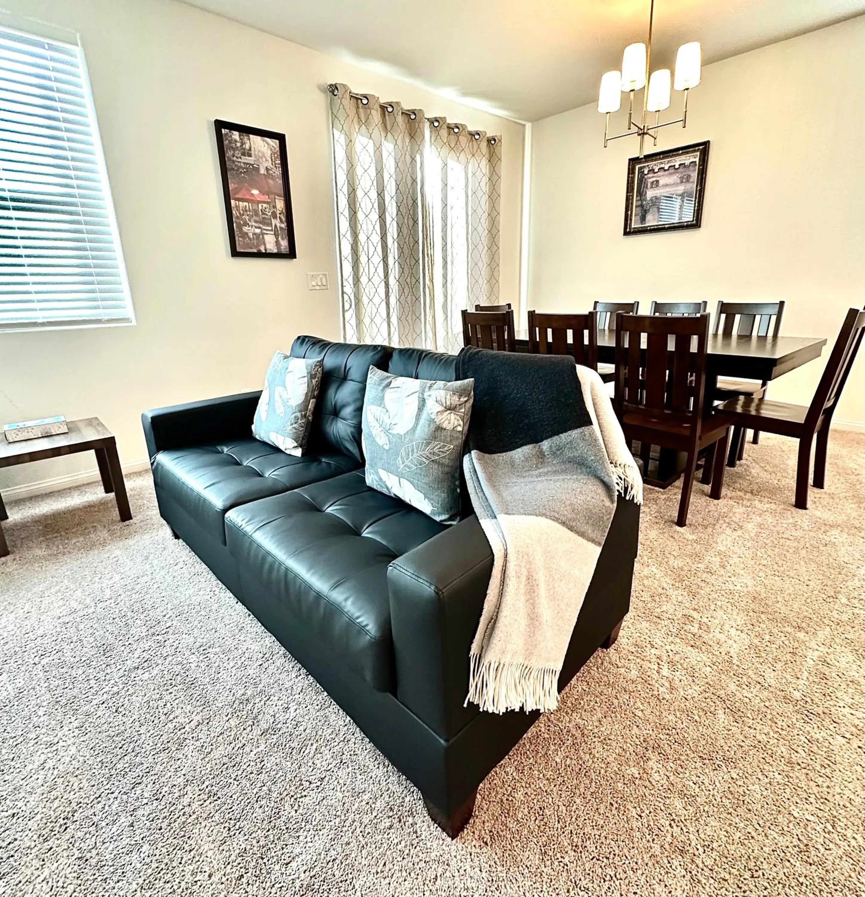 Living room in Spacious House, 5 bedrooms, Sleeps 12, Near Las Vegas Strip and Airport