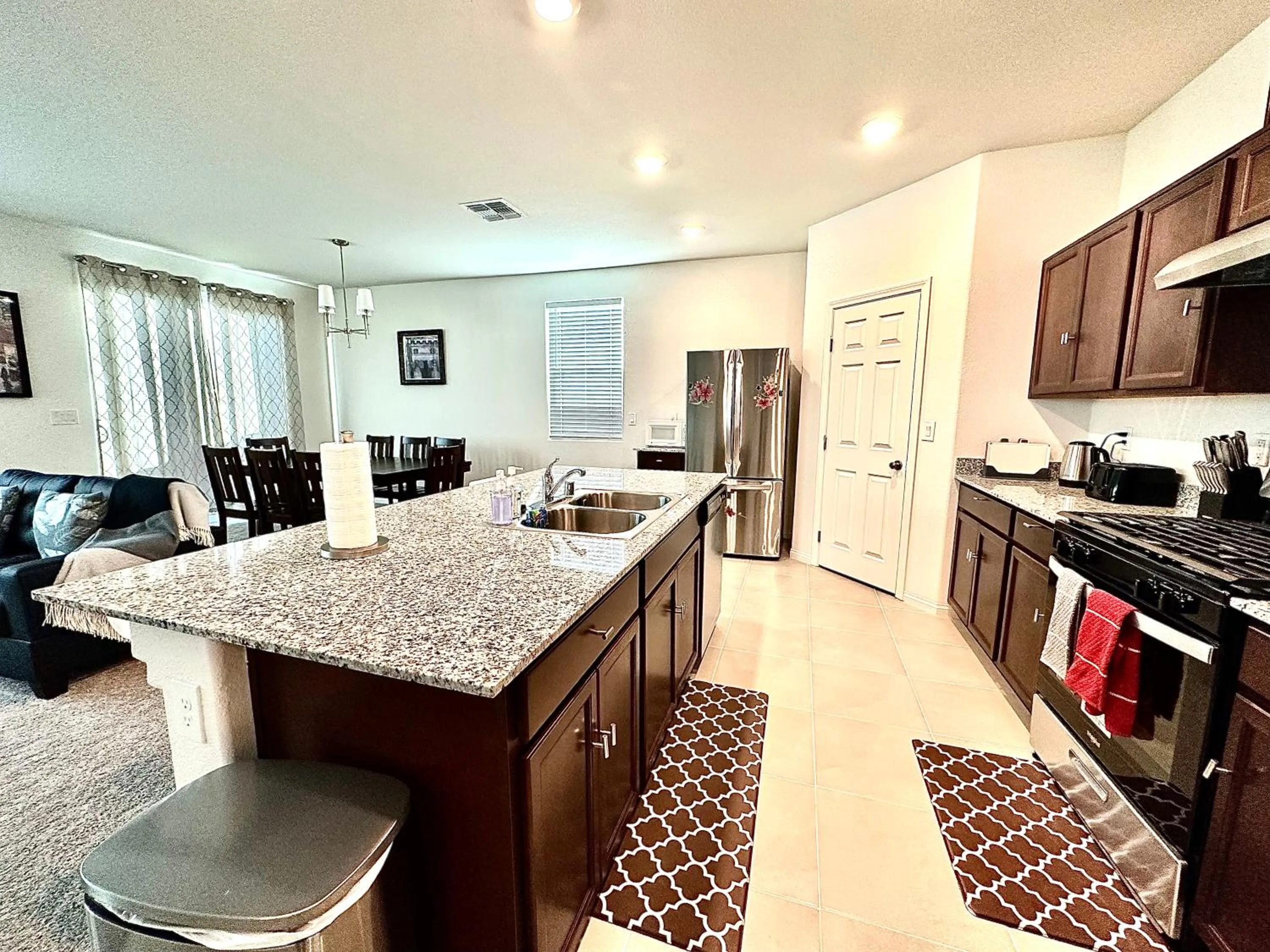 Kitchen or kitchenette in Spacious House, 5 bedrooms, Sleeps 12, Near Las Vegas Strip and Airport