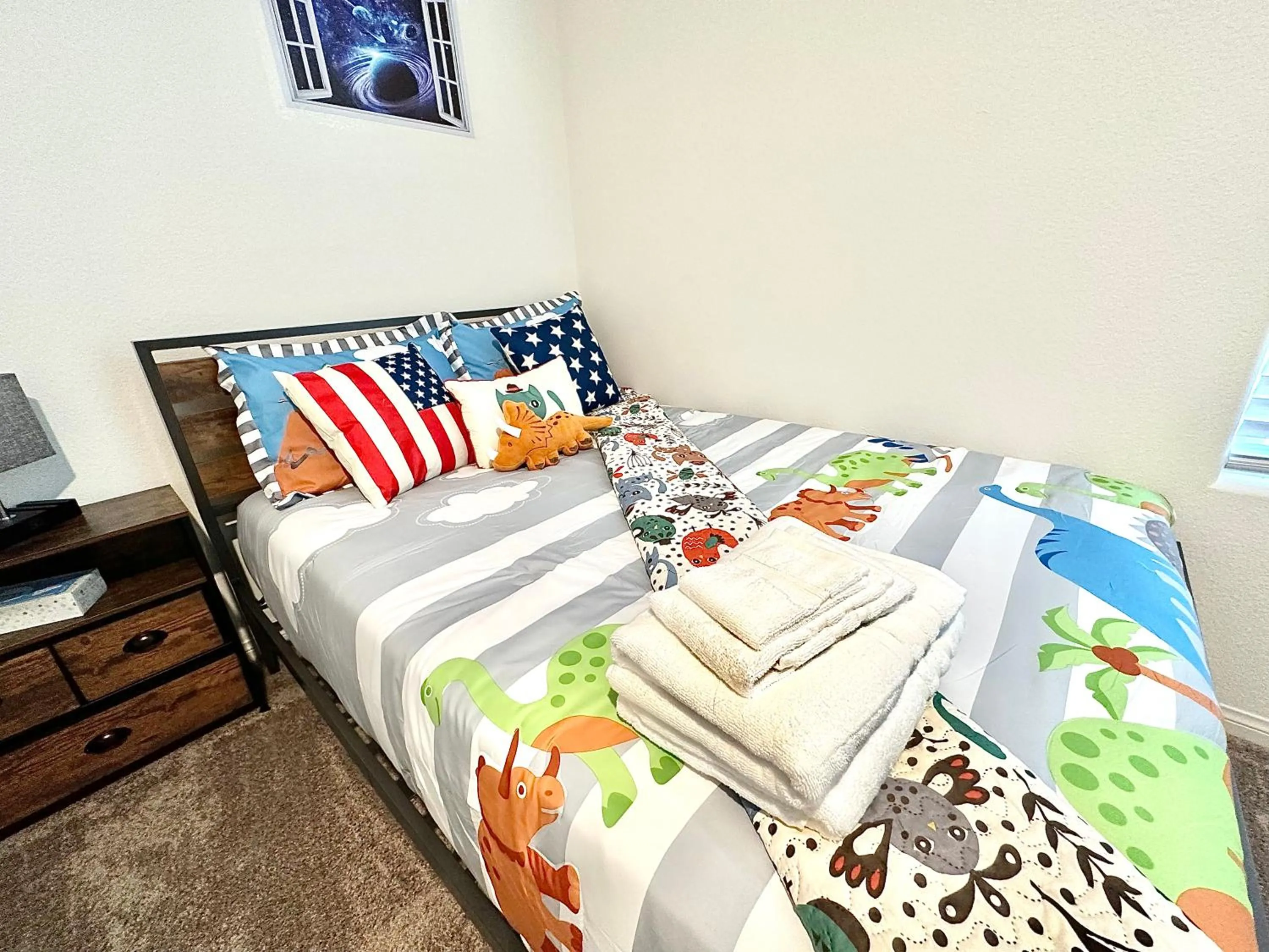 Bed in Spacious House, 5 bedrooms, Sleeps 12, Near Las Vegas Strip and Airport