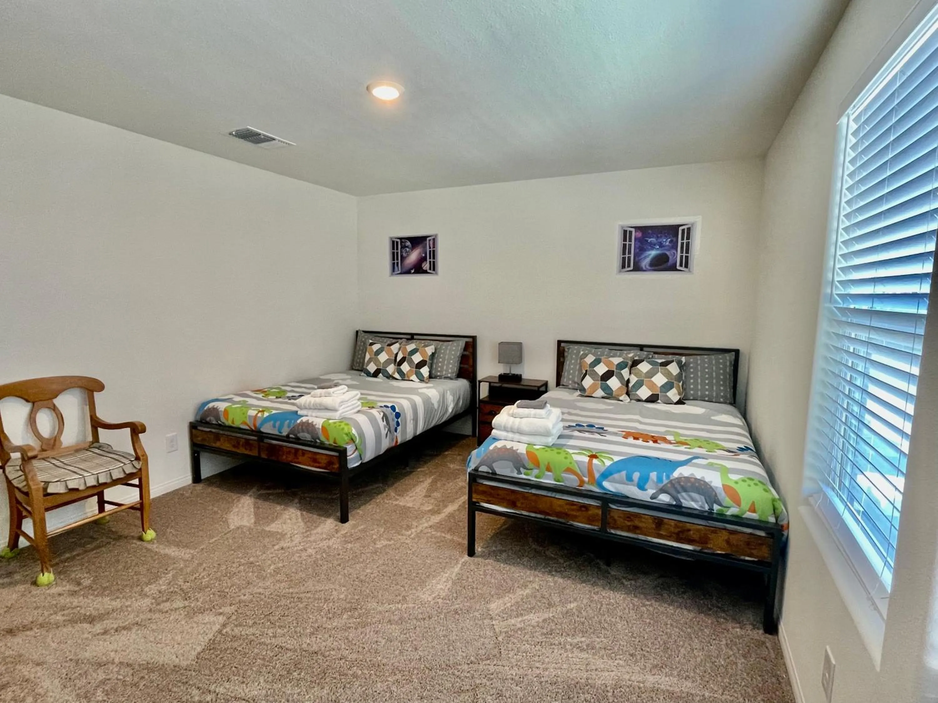 Bed in Spacious House, 5 bedrooms, Sleeps 12, Near Las Vegas Strip and Airport