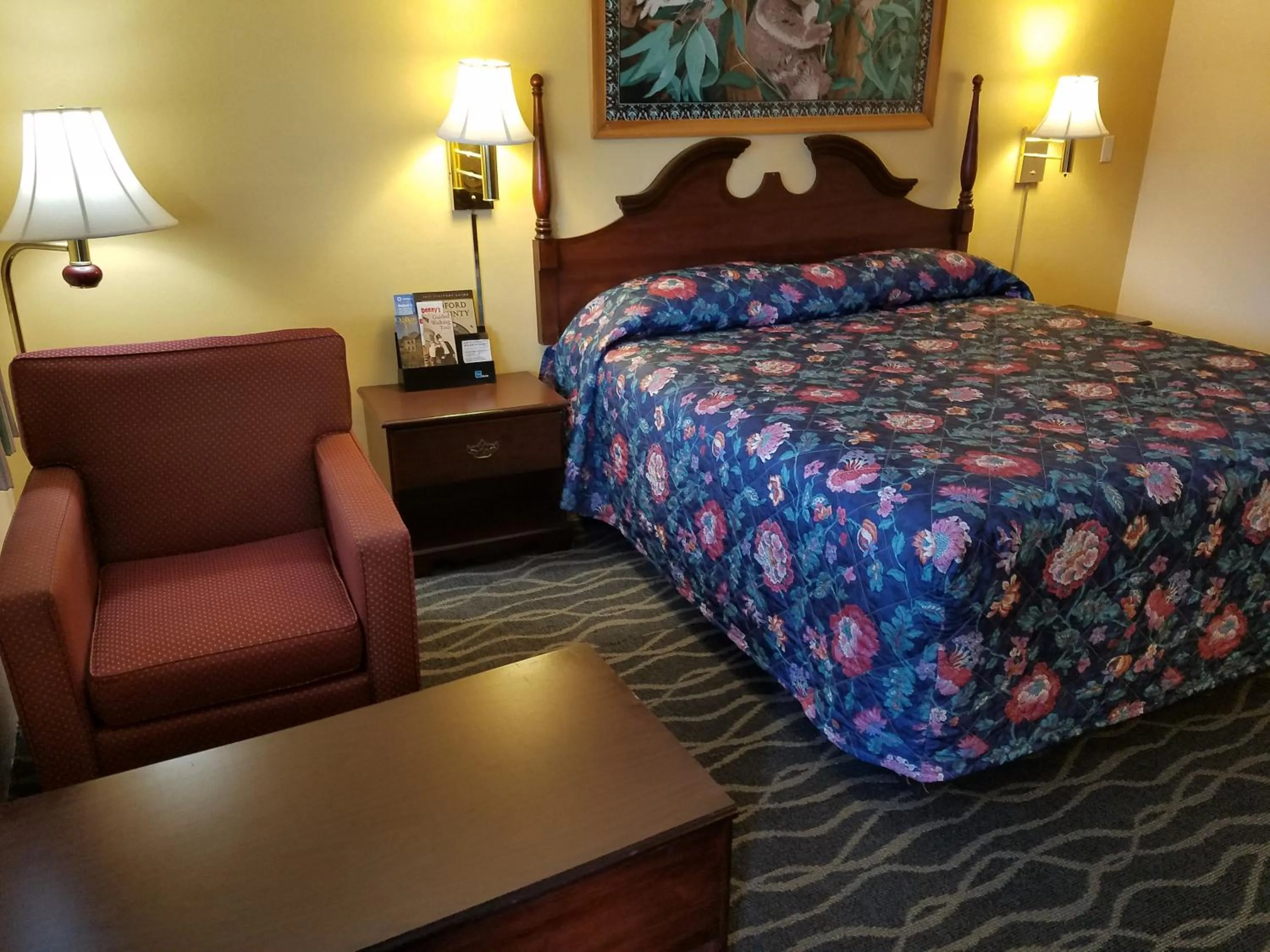 Bed in Budget Host Inn