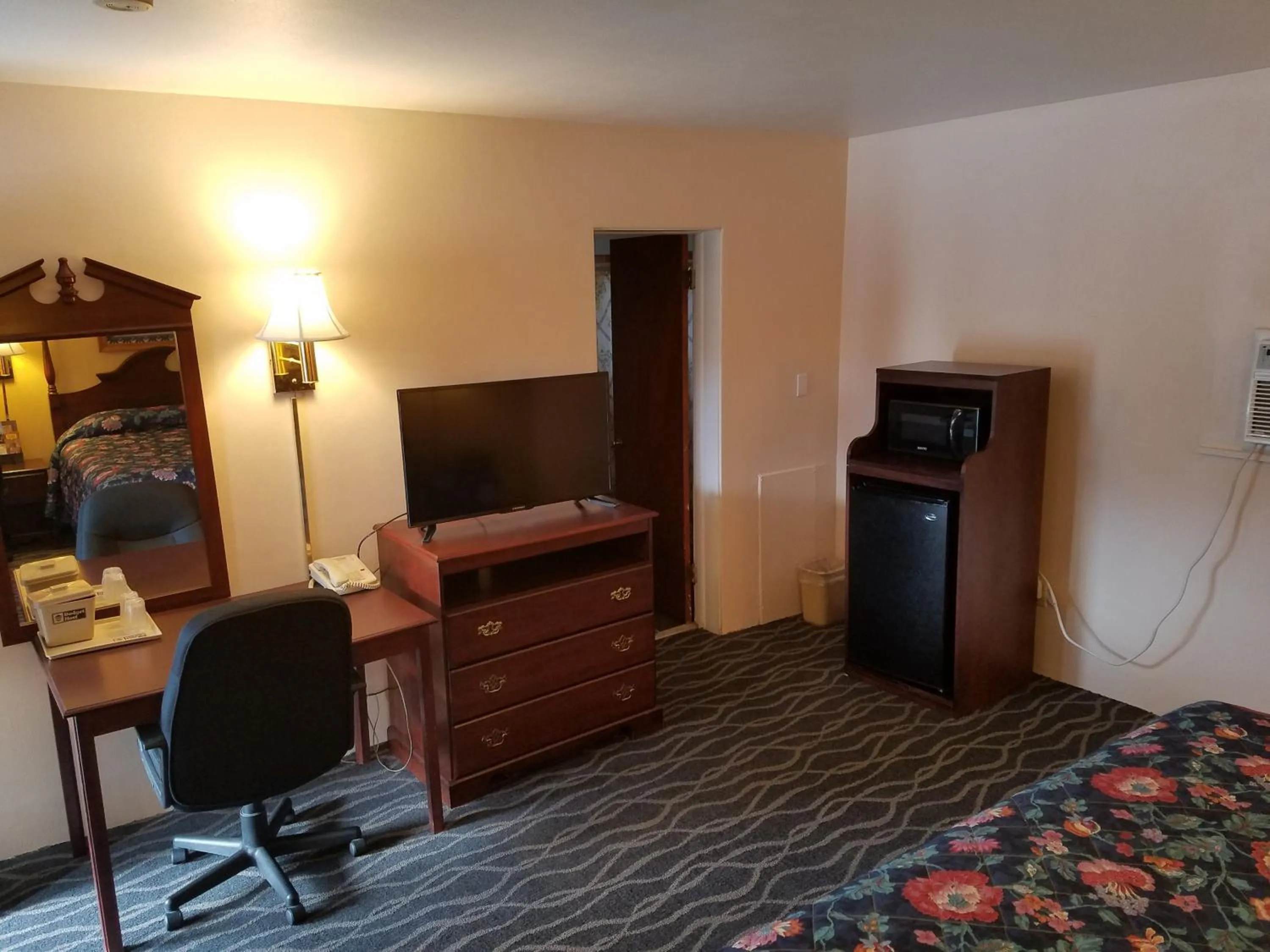 Bed in Budget Host Inn