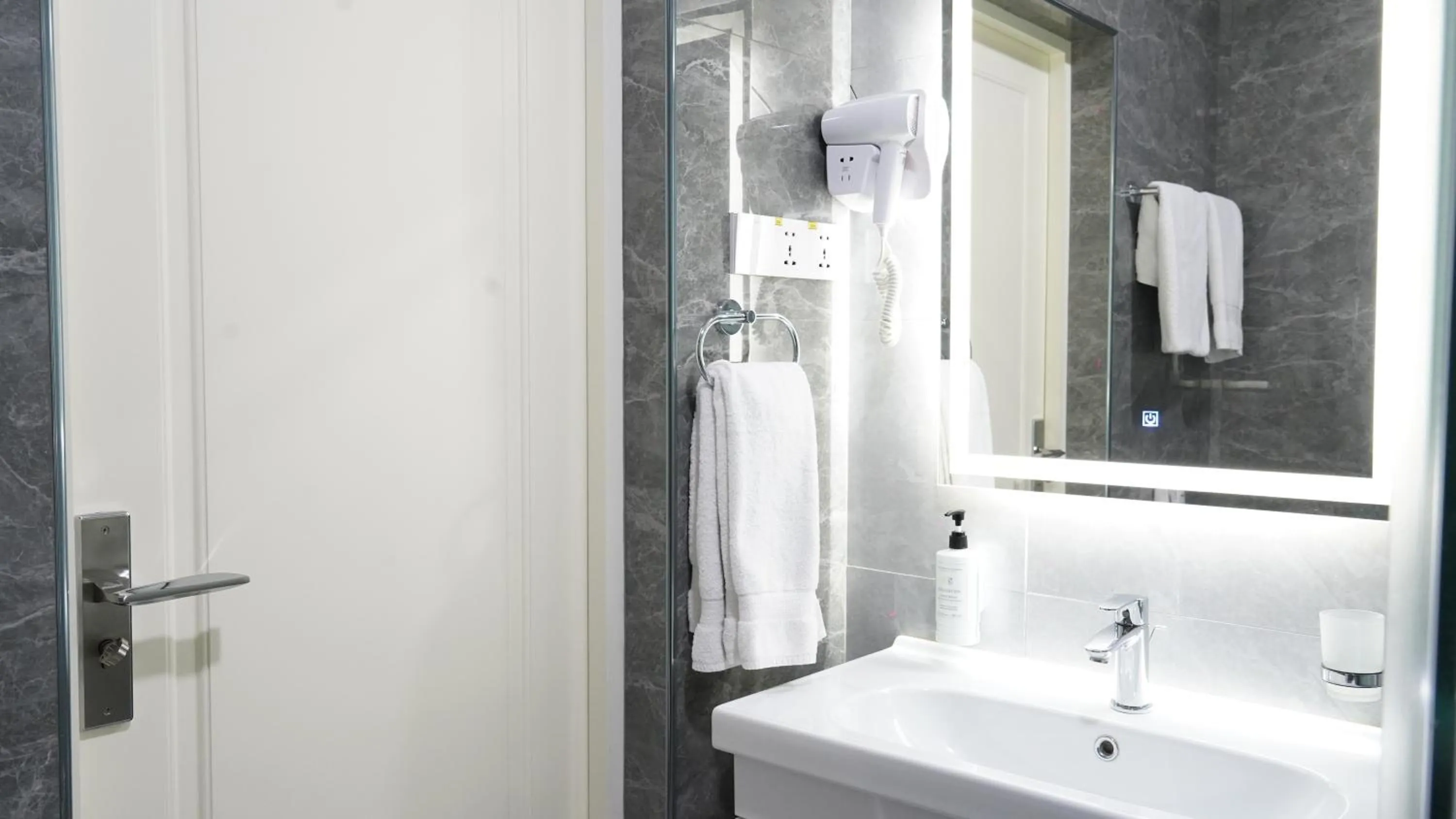 Shower in Garnet Mir Hotel