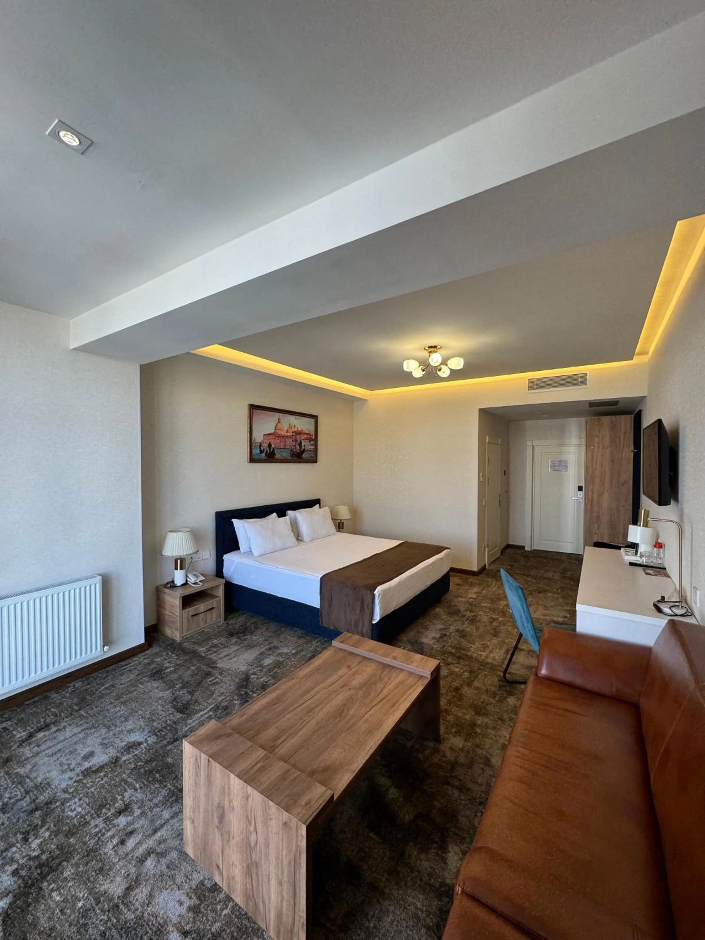 Communal lounge/ TV room, Bed in Garnet Mir Hotel