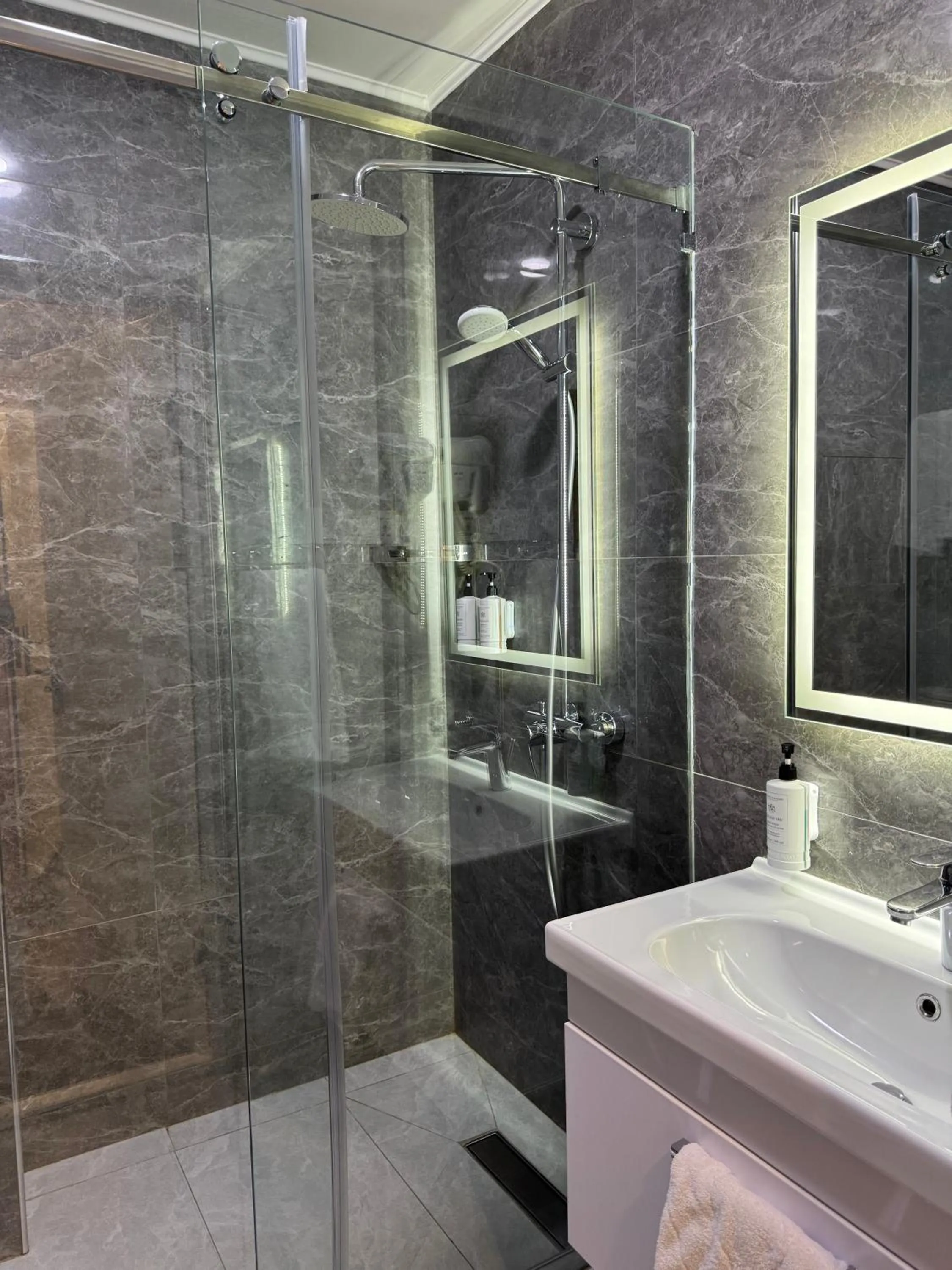 Shower in Garnet Mir Hotel