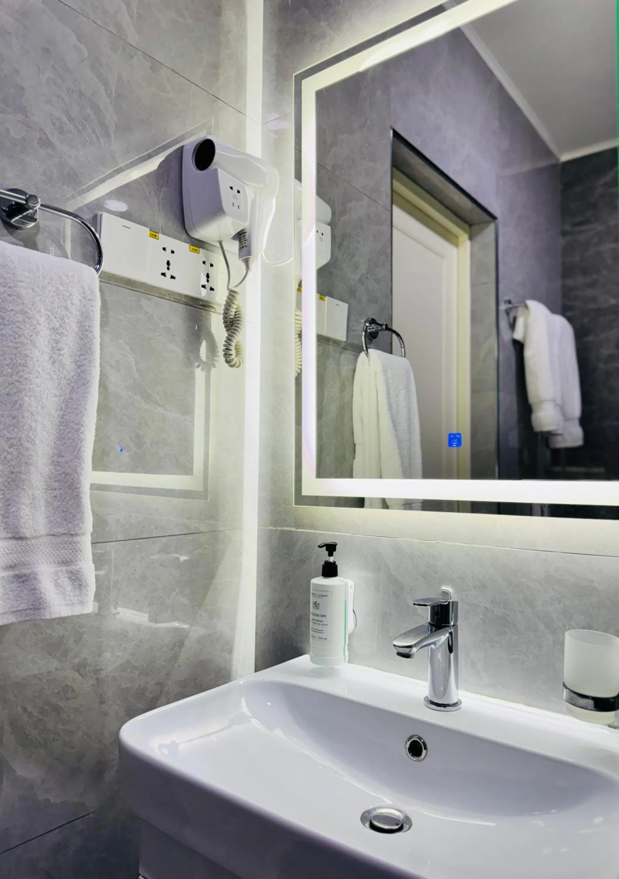 Shower in Garnet Mir Hotel